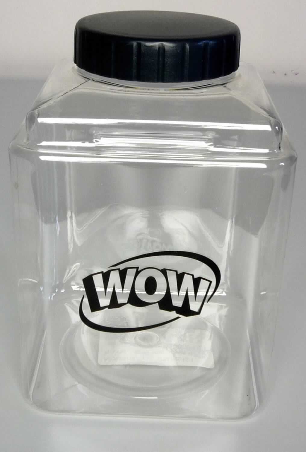 Bei dem durch ein Warenmuster veranschaulichten Artikel handelt es sich um eine Flasche aus PET, einem Kunststoffen im Sinne der Anmerkung 1 zu Kapitel 39 mit einem Fassungsvermögen von 1,7 l. Die quaderförmige, ca. 11,4 x 11,4 x 16,7 cm große Ware verfügt über einen abnehmbaren Schraubdeckel, ist mit einem Schriftzug versehen und soll mit einem sogenannten "Geruchsentferner" (nicht Gegenstand der vZTA) befüllt werden.

Derartige Erzeugnisse werden zolltariflich als "Transport- oder Verpackungsmittel aus Kunststoffen, Flaschen mit einem Fassungsvermögen von weniger als 2 l" eingereiht.