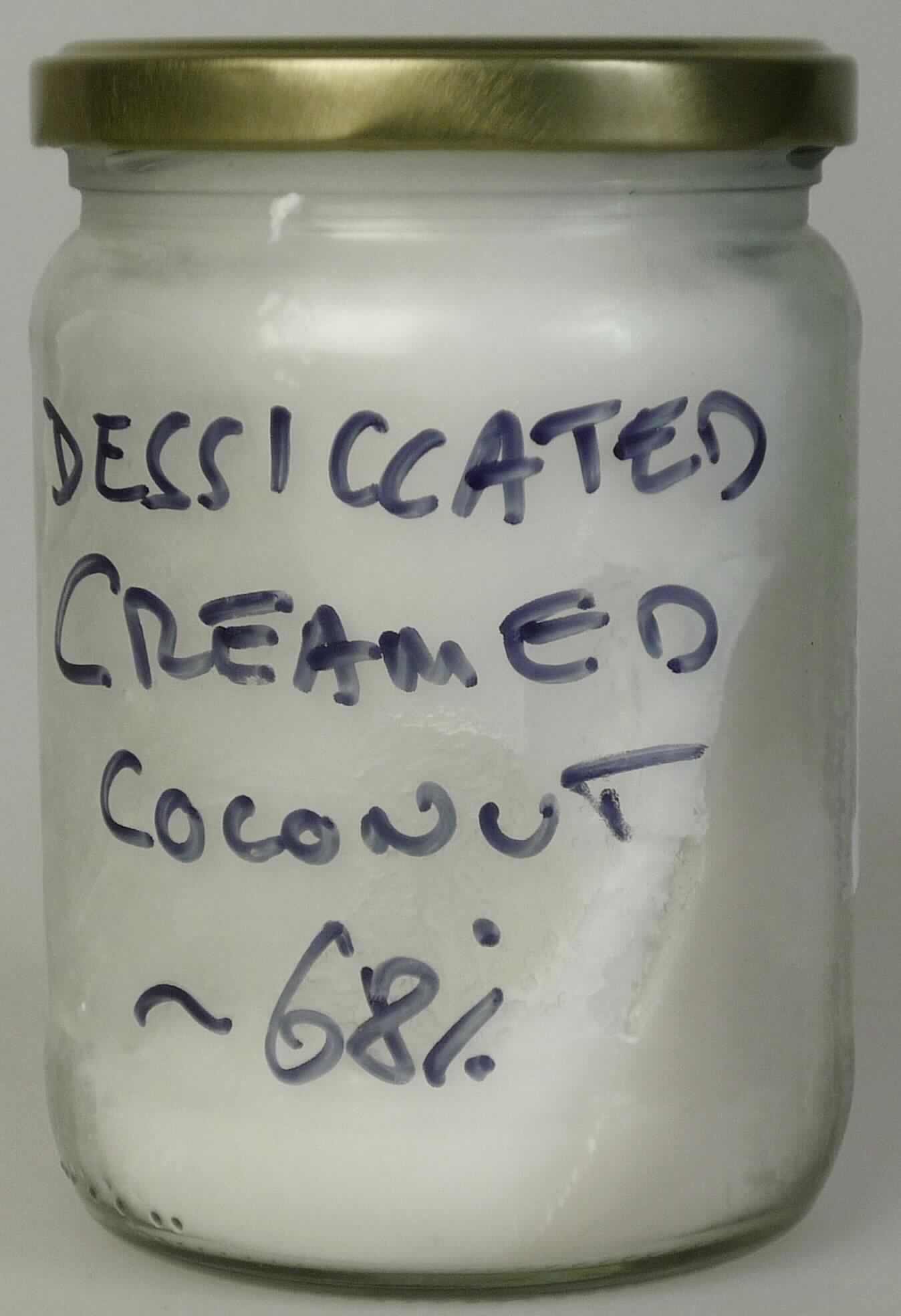 Kokosfruchtfleisch, getrocknet und fein vermahlen

Beschaffenheit der vorgelegten Warenprobe: 
Cremefarbene, fettige, bei Raumtemperatur feste Paste, augenscheinlich aus getrockneter Kokosnuss; 
Geruch und Geschmack nach Kokos, ungesüßt. 
Es ergaben sich keine Hinweise, dass die Ware einer über das Kapitel 8 der KN hinausgehenden 
Behandlung unterzogen wurde.

Genießbare Früchte, Kokosnüsse, getrocknet