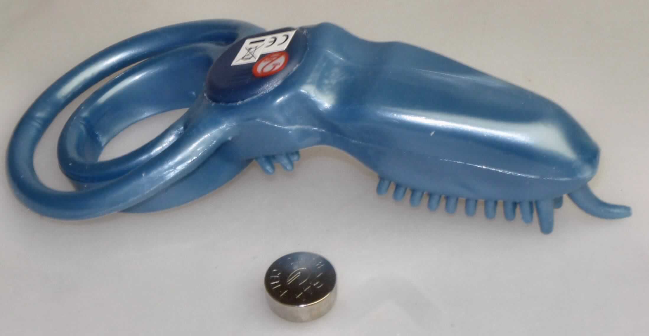 Sog. Penisring "Sensation", Art.-Nr. 0557277 0000, bestehend aus zwei Ringen aus elastischem Silikon an einem mit Noppen besetzten Anschlussstück, in welches ein batteriebetriebener Motor inkl. Batterie integriert ist.
Äußere Form: siehe Abbildung in der Anlage.
Die Ringe werden über den Penis gezogen und die Ware dient so der Vibrationsmassage im Intimbereich. 

Die Ware, welche in einem Pappkarton verpackt ist, wird als "elektrisches Vibrationsmassagegerät" eingereiht.