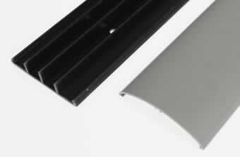 Es handelt sich um einen Kabelkanal aus - lt. Antragsangaben - Polyvinylchlorid (PVC), einem Kunststoff im Sinne der Anmerkung 1 zu Kapitel 39. Die etwa 2000 x 75 x 18 mm große Ware besteht aus einer Bodenplatte mit Kabelführungen und Montagebohrungen sowie einer halbrunden, abnehmbaren Abdeckung. Sie wird üblicherweise an Wänden befestigt und dient der geordneten und sicheren Verlegung von elektrischen Leitungen. 

Derartige Erzeugnisse werden zolltariflich als "Baubedarfsartikel aus Kunststoffen, anderweit weder genannt noch inbegriffen, anderer als in den TARIC-Codes 3925 1000 00 bis 3925 9010 00 genannt, Kabelkanäle für elektrische Leitungen" eingereiht.