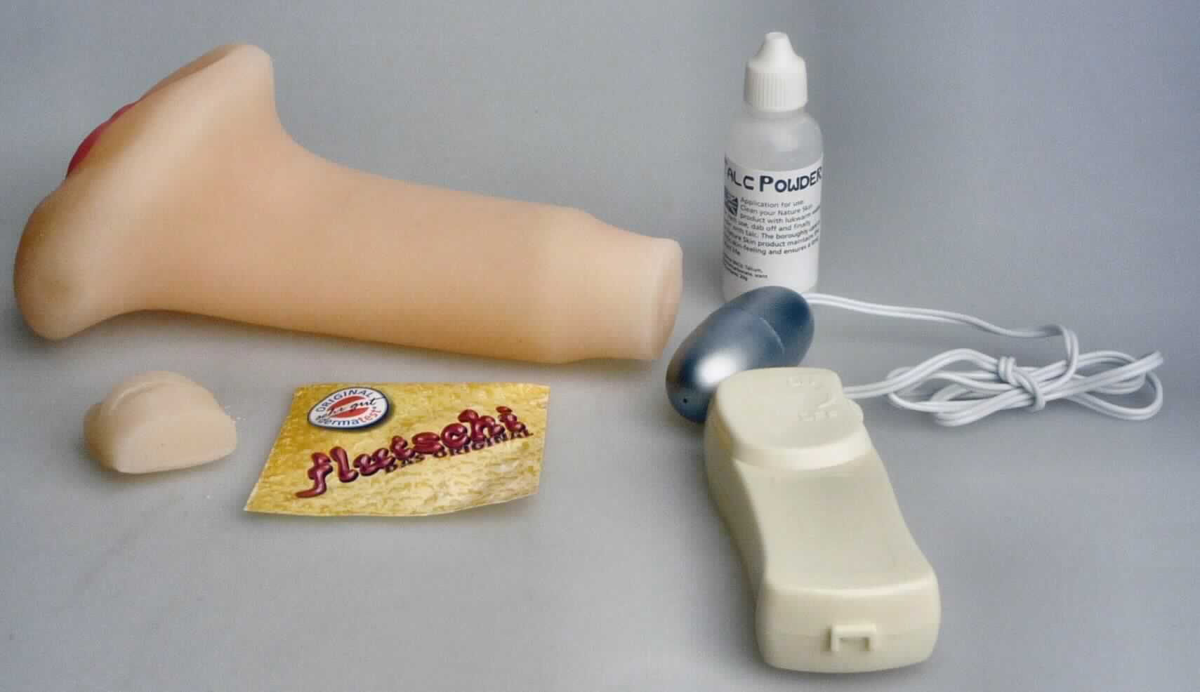 Sog. Vibro Lovetoy "Nature Skin Hot Pussy", Art.-Nr. 0558052 0000, noch nicht zusammengesetzt, in Form einer Warenzusammenstellung in Aufmachung für den Einzelverkauf, im Wesentlichen bestehend aus
1. einer flexiblen Vagina-Nachbildung aus weichem Kunststoff (TPR), ca. 18 cm lang sowie einer ovalen Vibrationseinheit (sog. Vibro-Ei), an welche eine Bedieneinheit in Form eines rechteckigen, ca. 95 x 35 x 25 mm großen Kunststoffgehäuses mit Batteriefach für zwei Batterien (Batterien nicht inkl.) und Drehregler angeschlossen ist (funktionelle Einheit), welche in die Nachbildung eingesteckt wird;
2. einer Tüte Gleitgel (Inhalt 6 ml),
3. einer Flasche Talkumpuder (Inhalt 20 g) und
4. einem quadratischen Stück Testmaterial (TPR), welches durch eine kleine Öffnung in der Verpackung getestet werden kann.
Äußere Form: siehe Abbildung in der Anlage.
Die in einem Blister verpackte und in einem Pappkarton umverpackte Ware dient der Vibrationsmassage im Intimbereich. 

Die Ware  wird als "elektrisches Vibrationsmassagegerät" eingereiht.