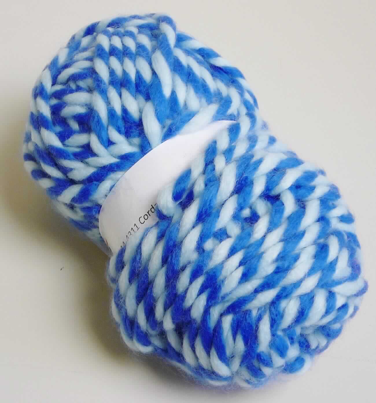 Garn, sog. Strickgarn, Foto siehe Anlage,
- als Meterware,
- laut Untersuchungsergebnis:
-- aus zwei dicken, einfarbigen (blau und hellblau) Einfachgarnen (sog. Dochgarne) aus synthetischen 
   Spinnfasern (Polyacryl, somit keine Ware des Kapitels 54),
-- gezwirnt, mit einer S-Drehung als letzter Drehung (u. a. somit kein Nähgarn),
-- im Knäuel mit einem Gewicht von 100 g (somit in Aufmachung für den Einzelverkauf).

"Garn aus synthetischen Spinnfasern, kein Nähgarn, in Aufmachungen für den Einzelverkauf, mit einem Anteil
 an synthetischen Spinnfasern von mehr als 85 GHT"