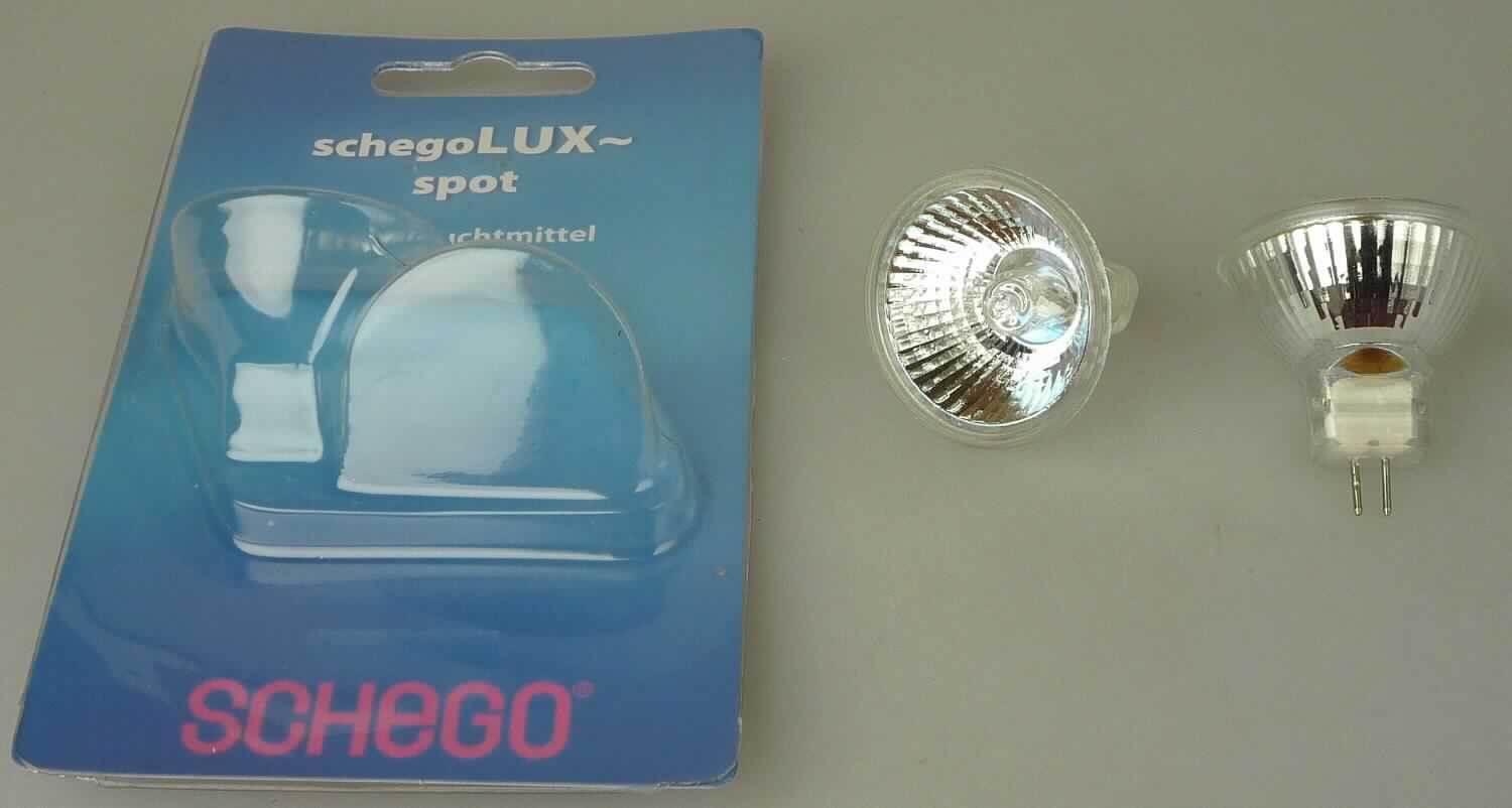 schegoLUX-spot Ersatzleuchtmittel, Art.-Nr. 370 (Abbildung siehe Anlage)
- aus einem mit Halogen gefüllten, kolbenförmigen Glaskörper, mit Wolframwendel, eingebaut
  in ein MR 11 Reflektorgehäuse mit Stiftsockel,
- für eine Spannung von 12 Volt bei einer Leistung von 20 Watt,
- in einem Kunststoffblister mit Pappeinleger verpackt,
- zur Verwendung als Leuchtmittel.

"Elektrische Wolfram-Halogen-Glühlampe, keine innenverspiegelte Scheinwerferlampe,
 nicht von der für Krafträder oder andere Kraftfahrzeuge verwendeten Art, für eine Spannung
 von 100 V oder weniger, nicht für bestimmte Luftfahrzeuge - sog. Halogenlampe"