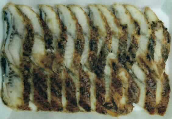 Nach den Angaben der Antragstellerin handelt es sich um marinierte, gegrillte, tiefgefrorene Fischfilets von Fischen der Art Anguilla japonica (Aal). Die in kleine Scheiben geschnittenen Fischfilets werden zur Herstellung von Sushi  (als Topping) verwendet.
Jeweils 20 Fischfiletstückchen sind auf einem Tray (Inhalt ca. 160 g) aufgemacht.
Zutaten: Aal (75 %), Marinade: Sojasauce, Hefeextrakt, glutenhaltiger Stärkesirup, Maisstärke, Aalextrakt, Alkohol, Geschmacksverstärker, Farbstoff und Verdickungsmittel

Zolltarifrechtlich handelt es sich um "Zubereitete Fischfilets von Aalen der Art Anguilla japonica, in Stücken, jedoch nicht fein zerkleinert".