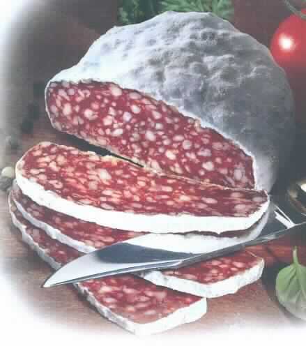 Angaben des Antragstellers (Auszug):
Salami ohne Haut, halbrund mit genießbarem Camembert Schimmel. Format: Runde Salami. Farbe: außen weiß (Camembertschimmel). Geruch/Geschmack: Aromatisch, typisch naturgereifte Rohwurst.

Zutaten (Auszug): Schweinefleisch, Rindfleisch, Speck, Kochsalz ...
In Reiferäumen getrocknet.

Ergebnis der Untersuchung einer Warenprobe:
Verpackung: Pappfaltschachtel mit Klarsichtfenster. Kennzeichnung (Auszug): "MIGROS Selection; Salami Camembert; Fleischerzeugnis mit genießbarem Käseschimmel (Camembert); 0,200 KG. Genusstauglichkeits- / Identitätskennzeichen: CH 228".
Rohe getrocknete Mettwurst in Form eines Weichkäses, umrandet mit Edelschimmel. Abmessungen (cm): 
Durchmesser ca. 8,5 cm - 9,0 cm, Dicke ca. 3,5 cm. Eigengewicht 190,2 g.

Würste und ähnliche Erzeugnisse aus Fleisch, Schlachtnebenerzeugnissen oder Blut gehören zur Position 1601 (HS). Innerhalb dieser Position werden Rohwürste in die Unterposition 1601 0091 (KN) eingereiht.