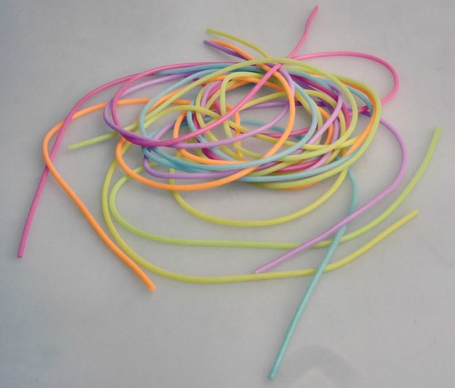 Angaben des Antragstellers:
Scoubidouschnüre aus einer Gummiart

Untersuchungsergebnisse an Warenmuster:
Diverse einfarbige, elastische Kunststoffschnüre in unterschiedlichen Farben (Länge: ca. 85 cm; Durchmesser: ca. 2 mm). Die Schnüre wurden in einem Kunststoffbeutel ohne weitere Anleitungen vorgelegt. Nach den durchgeführten Untersuchungen bestehen die Schnüre aus Silikonkunststoff.

Befund:
Es liegen Kunststoffschnüre im Sinne der Unterposition 3916 9010 vor. Die Schnüre stellen sich nicht als erkennbare Schmuckstücke dar.