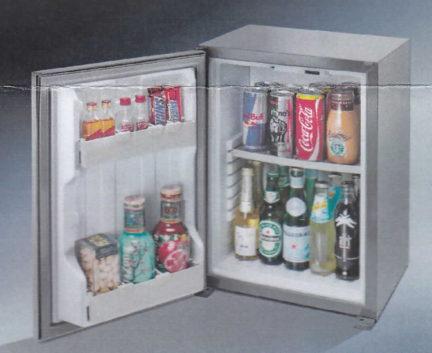 Absorberkühlbox (sog. Minibar), Art.Nr.: SKU 9105304044,
- in Form eines Einbaumodells aus einem ca. 522 x 384 x 412 mm großen Gerätes mit Fronttür, 
  Kühlvorrichtung, Einlegeböden und Türfächern sowie Innenbeleuchtung, mit einem Volumen von 30 Litern 
  (Abbildung siehe Anlage),
- zum Kühlen von z.B. Getränken, zur Verwendung in Hotels.

"Gerät zur Kälteerzeugung, anderes als in den Codenummern 8418 1020 10 0 bis 8418 5019 00 0 genanntes Möbel zur Aufbewahrung von Waren - sog. Minibar"