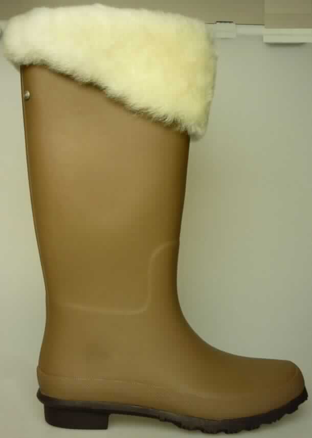 Gummistiefel (lt. Antrag: "Gummistiefel für Frauen, Zilzie", Foto siehe Anlage)
- wasserdicht,
- mit Laufsohlen und Oberteil aus Kautschuk (Spinnstoff mit einer mit dem bloßen Auge 
  wahrnehmbaren Außenschicht aus Kautschuk; nicht durch Nähen, Nieten, 
  Nageln, Schrauben, Stecken oder ähnliche Verfahren zusammengefügt),
- an der Einschlupföffnung mit einem ca. 6 - 10 cm breiten Umschlag aus Pelzfell versehen,
- ohne Metallschutz in der Vorderkappe,
- den Knöchel, jedoch nicht das Knie bedeckend

"Wasserdichte Schuhe mit Laufsohlen und Oberteil aus Kautschuk, bei denen 
weder das Oberteil mit der Laufsohle noch das Oberteil selbst durch Nähen, 
Nieten, Nageln, Schrauben, Stecken oder ähnlichen Verfahren zusammengefügt ist, 
ohne Metallschutz in der Vorderkappe, den Knöchel, jedoch nicht das Knie bedeckend"