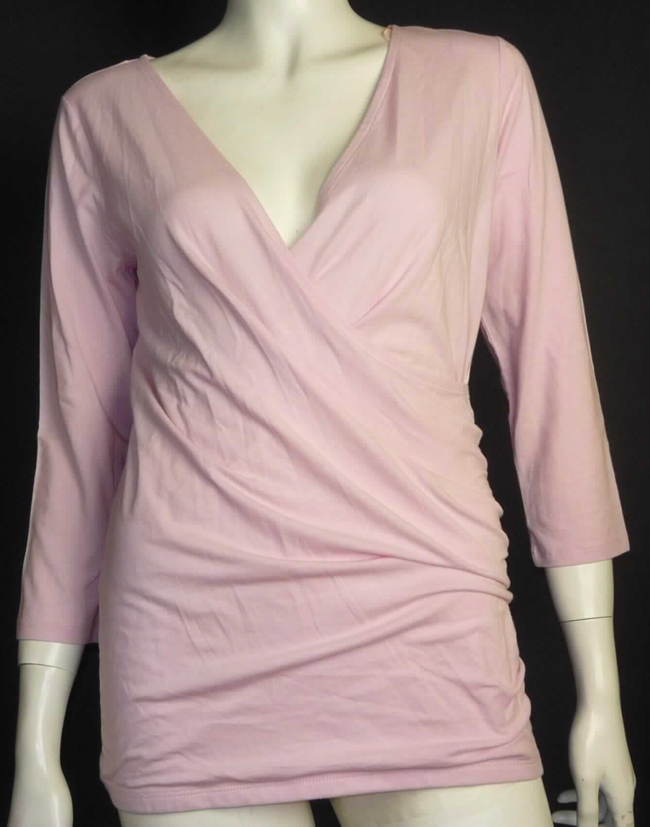 Bluse, sog. T-Shirt für Frauen, Größe M, Foto siehe Anlage,
- aus ca. 0,5 mm dicken, einfarbigen Gewirken aus laut Antrag 95 % Baumwolle und 5 % Elasthan
  (synthetische Chemiefasern); mit mehr als 10 Maschen je linearen Zentimeter in jeder Richtung,
- über die Taille reichend (Rückenlänge: ca. 65 cm),
- mit einem V-förmigen, sehr tiefen Halsausschnitt (unterschreitet die imaginäre Linie zwischen den
  Achselhöhlen), somit keine Kleidung der Position 6109,
- ohne Öffnung und ohne Verschluss,
- mit asymmetrisch angeordneten Vorderteilen mit einer großflächigen Überlappung von rechts über
  links (erkennbar Frauenkleidung),
- mit 3/4-langen Ärmeln,
- auf der der linken Seite leicht gerafft, 
- am unteren Rand durch Umschlagen und Festnähen gesäumt.

"Bluse, aus Gewirken, für Frauen, aus Baumwolle"