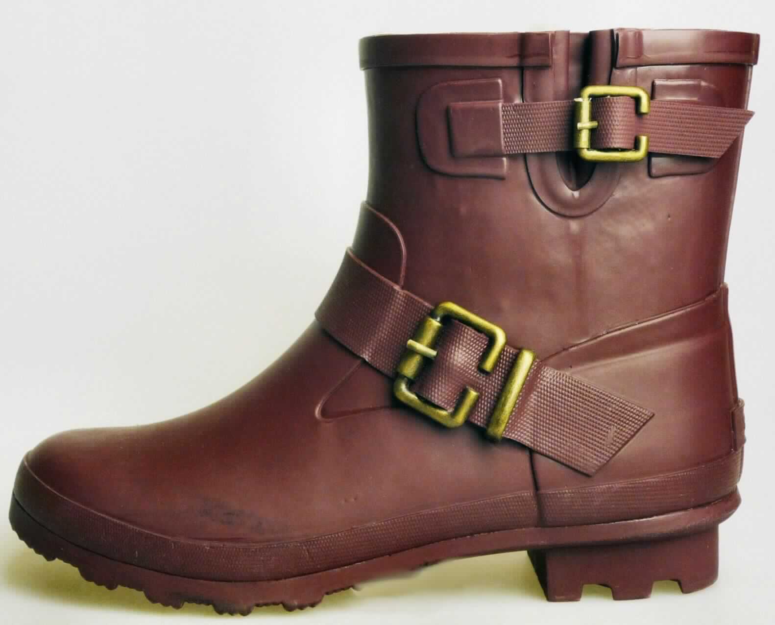 Stiefel (lt. Antrag: "Wasserdichte Schuhe, den Knöchel bedeckend", Foto siehe Anlage)
- wasserdicht,
- mit Laufsohlen aus (lt. Antrag) Kautschuk,
- mit Oberteil aus (lt. Antrag) Kautschuk; das Oberteil ist weder mit der Laufsohle noch selbst 
  durch Nähen, Nieten, Nageln, Schrauben, Stecken oder ähnliche Verfahren zusammengefügt,
- mit Zierbesatz (Zierschnallen),
- ohne Metallschutz in der Vorderkappe,
- den Knöchel, jedoch nicht das Knie bedeckend

"Wasserdichte Schuhe mit Laufsohlen und Oberteil aus Kautschuk, bei denen 
 weder das Oberteil mit der Laufsohle noch das Oberteil selbst durch Nähen, 
 Nieten, Nageln, Schrauben, Stecken oder ähnlichen Verfahren zusammengefügt ist, 
 ohne Metallschutz in der Vorderkappe, den Knöchel, jedoch nicht das Knie bedeckend"