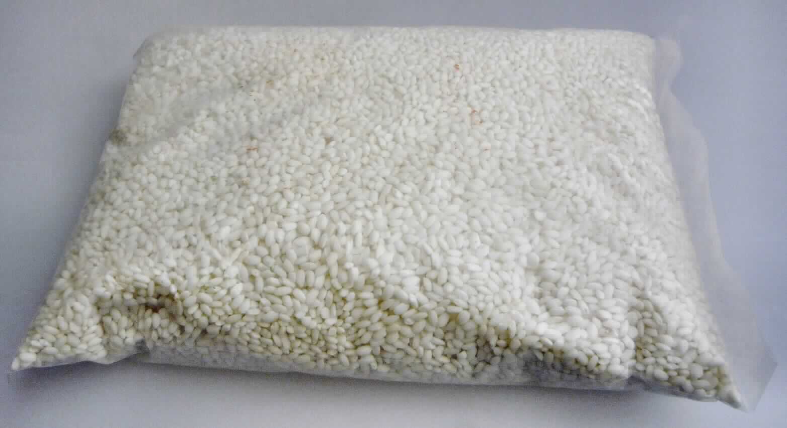 Vollständig geschliffener Klebreis

Antragsangaben: Geschälter Klebreis, rundkörnig, im 1 kg - Originalkunststoffbeutel.

Beschaffenheit des vorgelegten Warenmusters: Mischung aus rundkörnigem, vollständig geschliffenem Klebreis, nicht parboiled und Bruchreis, abgepackt in einem transparenten Kunststoffbeutel mit Klebeetikett und Beschriftung (Auszug):"Klebreis; Gao Nep Cai Hoa Vang; Produkt aus Vietnam; Nettogewicht: 1 kg." 
Augenscheinlich ist der Reis weder vorgekocht noch gegart, besitzen die Körner eine Länge von 5,2 mm oder weniger und ein Verhältnis der Länge zur Breite von weniger als 2 und beträgt der Anteil an ganzen, vollständig geschliffenen Klebreiskörnern mindestens 90 GHT. 

Vollständig geschliffener Reis, auch poliert oder glasiert, anderer als parboiled, rundkörnig, in unmittelbaren Umschließungen mit einem Gewicht des Inhalts von 5 kg oder weniger.