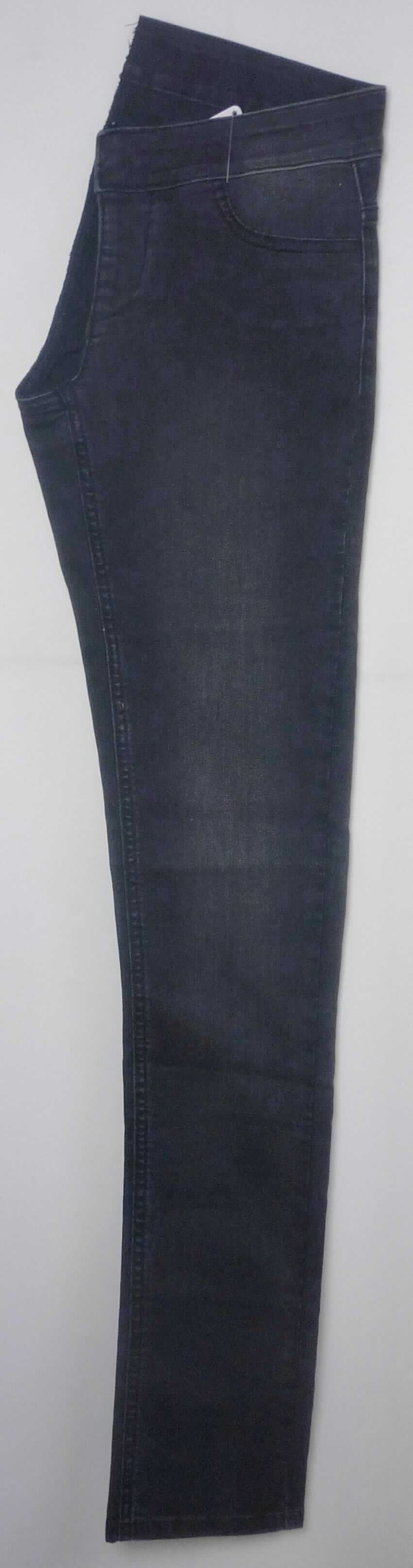 Lange Hose, sog. Beinabschnitt, gewebt (Hose für Frauen), Art.-Nr. 1153 009 000, in Erwachsenengröße, Foto siehe Anlage,
- aus ca. 0,7 mm dicken, einfarbigen Geweben (kein Denim) aus laut Antrag 78 % Baumwolle, 20 % Polyester 
  und 2 % Elastan (beides synthetische Chemiefasern),
- in der Taille abschließend, mit einem angesetzten Bund,
- laut Antrag vorn mit einer Öffnung mit Reißverschluss und mit einer von links auf rechts mit einem Knopf zu 
  schließenden Patte (Männerkleidung), somit keine Hose der Position 6204,
- vorn mit Taschenattrappen und hinten mit aufgesetzten Gesäßtaschen,
- mit knöchellangen Hosenbeinen, 
- an den Beinabschlüssen durch Umschlagen und Festnähen gesäumt,
- keine Arbeit- und Berufskleidung.

"Lange Hose, aus Geweben, für Männer, aus Baumwolle, keine Arbeits- und Berufskleidung, andere als in den 
 Unterpositionen 6203 4231 und 6203 4233 genannte"