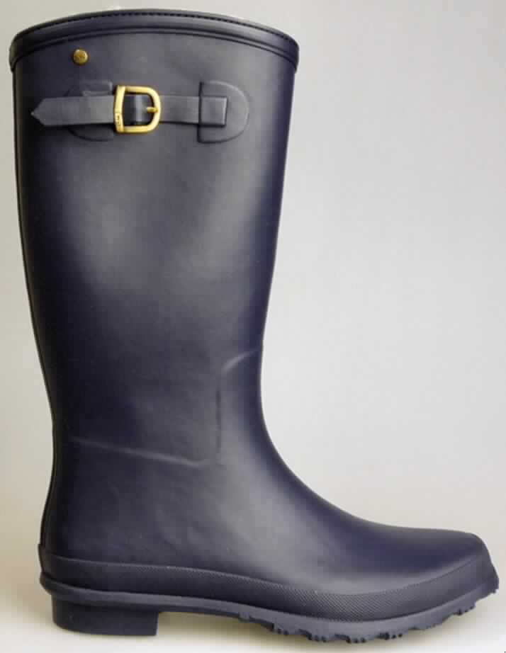 Stiefel (lt. Antrag: "Gummistiefel für Frauen, Nelson", Foto siehe Anlage)
- wasserdicht,
- mit Laufsohlen und Oberteil aus Kautschuk (Spinnstoff mit einer mit dem bloßen Auge 
  wahrnehmbaren Außenschicht aus Kautschuk; nicht durch Nähen, Nieten, 
  Nageln, Schrauben, Stecken oder ähnliche Verfahren zusammengefügt),
- seitlich mit aufgesetzter Zierschnalle,
- mit eingeklebtem Innenfutter aus Pelzfell,
- ohne Metallschutz in der Vorderkappe,
- den Knöchel, jedoch nicht das Knie bedeckend

Wasserdichte Schuhe mit Laufsohlen und Oberteil aus Kautschuk, bei denen 
weder das Oberteil mit der Laufsohle noch das Oberteil selbst durch Nähen, 
Nieten, Nageln, Schrauben, Stecken oder ähnlichen Verfahren zusammengefügt ist, 
ohne Metallschutz in der Vorderkappe, den Knöchel, jedoch nicht das Knie bedeckend