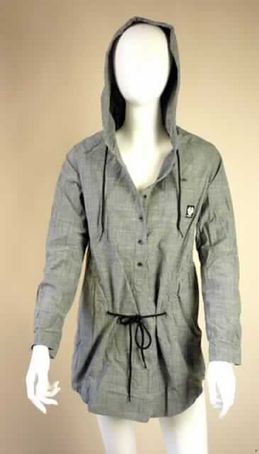 Kleid, sog. Shirt Kenobi, Größe S, Fotos siehe Anlage,
- aus 0,5 mm dicken, buntgewebten Geweben aus lt. Antrag 100 % Baumwolle,
- über den Schritt reichend (Rückenlänge: 85 cm), kann aufgrund der Länge ohne ein weiteres, 
  den Unterkörper bedeckendes Kleidungsstück (Rock/Hose) als Kleid getragen werden,
- mit Kapuze,
- vorn mit einer nicht durchgehenden Öffnung mit Knopfverschluss von rechts auf links,
- mit langen Ärmeln,
- in Taillenhöhe mit einem Tunnelzug zu verengen,
- mit einer aufgesetzten Brusttasche,
- am unteren Rand gesäumt.

"Kleid, aus Geweben, für Frauen, aus Baumwolle"