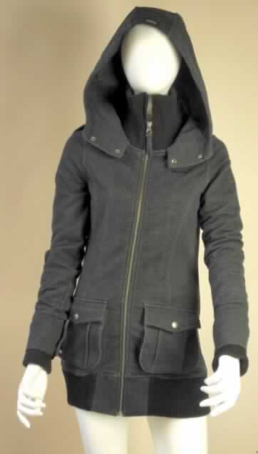 Blouson, sog. Sweatshirt Nomi B, Größe S, Foto siehe Anlage,
- aus 1,3 mm dicken, buntgewirkten Gewirken aus lt. Antrag 60 % Baumwolle und 40 % Polyester 
  (synthetische Chemiefasern),
- über die Taille reichend (Rückenlänge: 74 cm),
- vorn mit Reißverschluss,
- mit einem gerippt gewirkten Stehkragen und mit einer Kapuze, deren Ränder von links
  auf rechts überlappen (Männerkleidung),
- mit langen Ärmeln, die mit verengenden gerippt gewirkten Bündchen ausgestattet sind und 
  über den unteren Rand des Kleidungsstücks hinausreichen,
- vorn mit zwei aufgesetzten Taschen,
- mit einem verengenden, gerippt gewirkten Bund am unteren Rand.

"Blouson aus Gewirken, für Männer, aus Baumwolle"