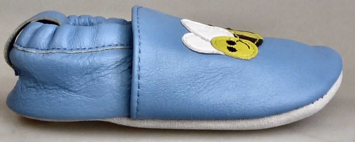 Babyschuhe (lt. Antrag: "Babyschuh, Little grubs bee", Foto siehe Anlage)
- mit Laufsohlen aus Leder; ohne Hauptsohle aus Holz,
- mit Oberteil (geschlossenes Blatt) aus Leder,
- an der Einschlupföffnung mit einer Randeinfassung aus Leder,
- mit Zierbesatz aus Leder,
- mit aufgesetztem Firmenemblem,
- mit eingeklebter Decksohle aus Pelzfell,
- ohne Schutz in der Vorderkappe,
- den Knöchel, jedoch nicht die Wade bedeckend,
- mit einer Länge der Innensohle von weniger als 24 cm,
- (lt. Antrag) kein Versand aus Macau

"Schuhe mit Laufsohlen und Oberteil aus Leder, andere als in den Unterpositionen
 6403 1200 00 bis 6403 5111 91 genannt"