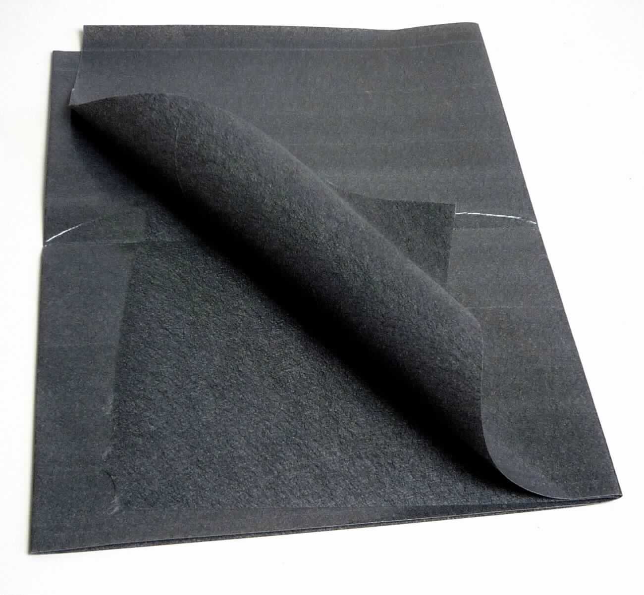 Vliesstoff, sog. schwarzes PET-Vlies, Foto siehe Anlage,
- veranschaulicht durch einen Musterabschnitt, laut Antrag:
-- als Meterware auf Rollen, mit einer Länge von 1500 m und einer Breite von 1,05 m,
-- aus synthetischen Chemiefasern (PET), 
-- mit einem Quadratmetergewicht von 67 g,
-- einseitig mit einer klarsichtigen Kunststofffolie (Polyethylenfolie) versehen,
-- zur Verwendung bei der Herstellung von Klebebändern,
- keine Filamente und keine heißluftgezogenen (meltblown) Fasern enthaltend,
- einlagig,
- weder bestrichen noch überzogen.

"Vliesstoff, anderer als in den Unterpositionen 5603 11 bis 5603 14 genannte, mit einem Quadratmetergewicht 
 von mehr als 25 g bis 70 g, nicht bestrichen oder überzogen, anderer als in den Unterpositionen 5603 9290 10 
 bis 5603 9290 80 genannte"