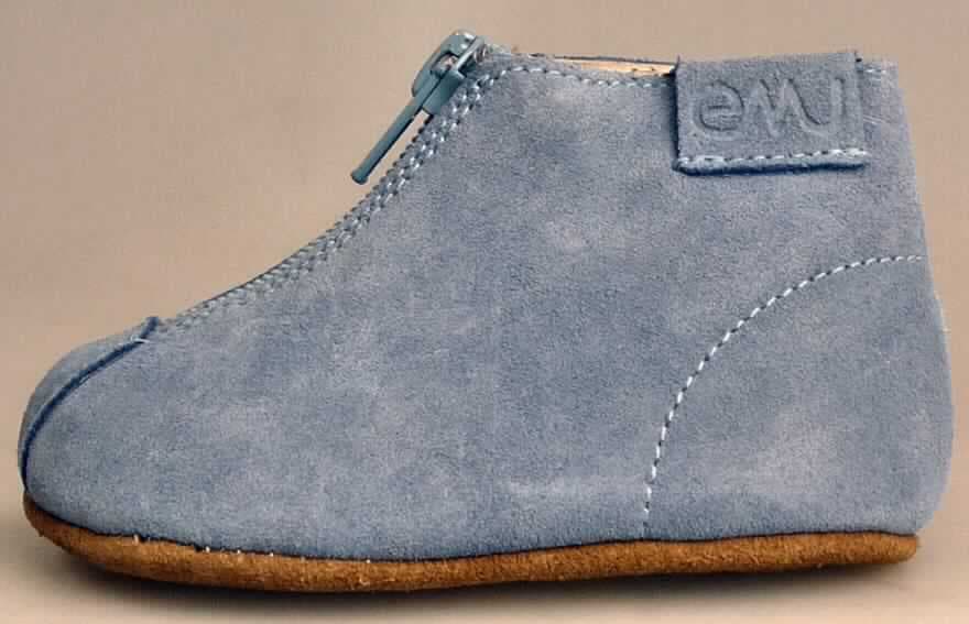 Babyschuhe (lt. Antrag: "Babyschuh, Jardee", Foto siehe Anlage)
- mit Laufsohlen aus Leder (den größten Teil der Berührungsfläche mit dem Boden bildend)
  und Kautschuk; ohne Hauptsohle aus Holz,
- mit Oberteil (geschlossenes Blatt) aus Leder,
- auf das Oberteil ist an der Schuhspitze ein Stück aus Leder als Verstärkungsteil 
  aufgesetzt,
- mit aufgesetztem Firmenemblem,
- mit eingeklebter Decksohle aus Pelzfell,
- mit Reißverschluss,
- ohne Schutz in der Vorderkappe,
- den Knöchel, jedoch nicht die Wade bedeckend,
- mit einer Länge der Innensohle von weniger als 24 cm,
- (lt. Antrag) kein Versand aus Macau

"Schuhe mit Laufsohlen und Oberteil aus Leder, andere als in den Unterpositionen
 6403 1200 00 bis 6403 5111 91 genannt"