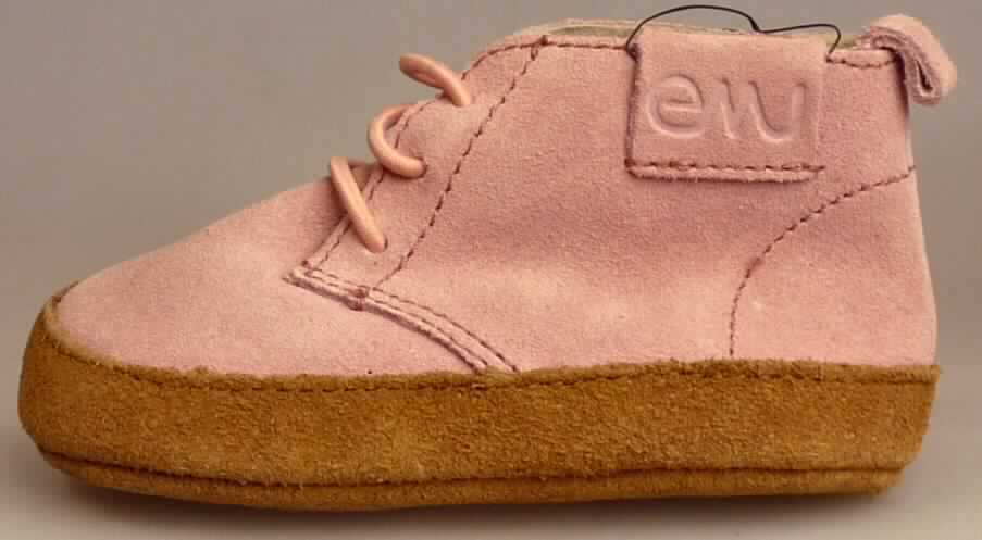 Babyschuhe (lt. Antrag: "Babyschuh, Kingsley", Foto siehe Anlage)
- mit Laufsohlen aus Leder (den größten Teil der Berührungsfläche mit dem Boden bildend)
  und Kautschuk; ohne Hauptsohle aus Holz,
- mit Oberteil (geschlossenes Blatt) aus Leder,
- mit aufgesetztem Firmenemblem,
- mit eingeklebter Decksohle aus Pelzfell,
- mit elastischer Spinnstoffkordel über dem Spann,
- ohne Schutz in der Vorderkappe,
- den Knöchel, jedoch nicht die Wade bedeckend,
- mit einer Länge der Innensohle von weniger als 24 cm,
- (lt. Antrag) kein Versand aus Macau

"Schuhe mit Laufsohlen und Oberteil aus Leder, andere als in den Unterpositionen
 6403 1200 00 bis 6403 5111 91 genannt"