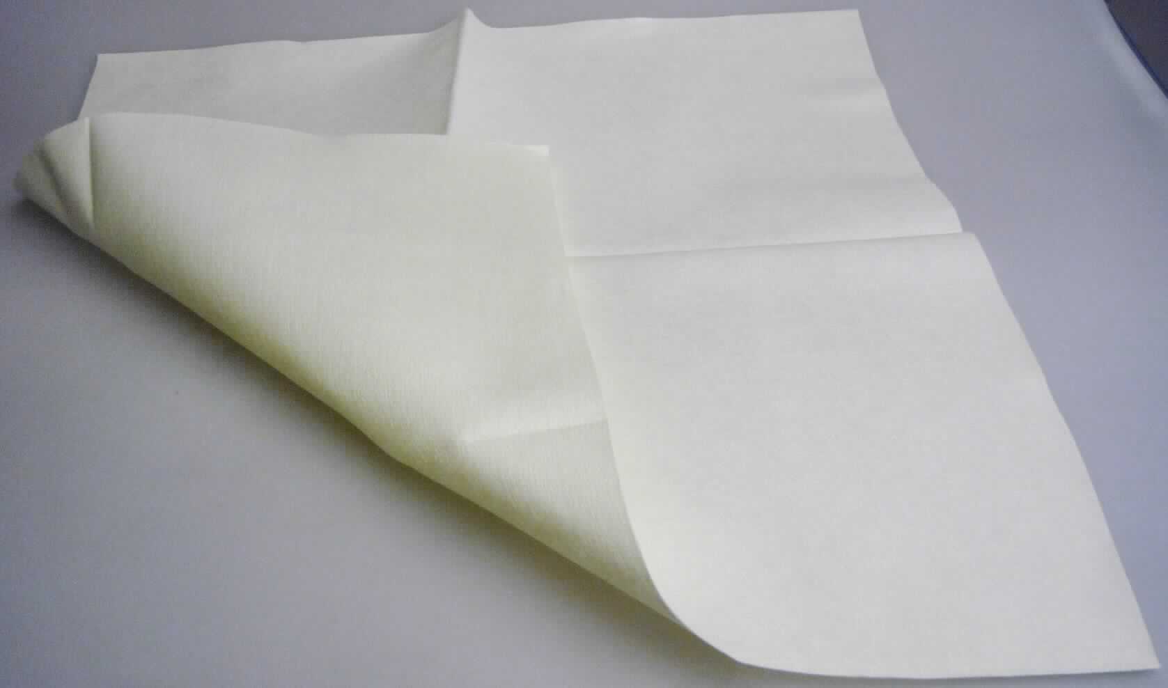 Vliesstoff, sog. Microfasertuch, Foto siehe Anlage,
- als 2er-Set in einem Polybeutel verpackt,
- rechteckig zugeschnitten; in den Abmessungen: etwa 36 cm x 38 cm,
- nicht konfektioniert,
- laut Untersuchungsergebnis:
-- einlagiger Vliesstoff,
--- aus wasserstrahlverfestigten, synthetischen Chemiefasern (keine aromatischen Polyamide),
--- keine Filamente und keine heißluftgezogenen (meltblown) Fasern enthaltend,
--- weder bestrichen noch überzogen,
- laut Antrag mit einem Quadratmetergewicht von 100 g.

"Vliesstoff, anderer als in den Unterpositionen 5603 11 bis 5603 14 genannte, mit einem Quadrat-
 metergewicht von mehr als 70 g bis 150 g, nicht bestrichen oder überzogen, anderer als in den 
 Unterpositionen 5603 9390 10 bis 5603 9390 50 genannte"