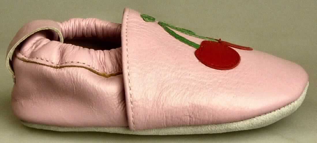 Babyschuhe (lt. Antrag: "Babyschuh, Little grubs cherry bomb", Foto siehe Anlage)
- mit Laufsohlen aus Leder; ohne Hauptsohle aus Holz,
- mit Oberteil (geschlossenes Blatt) aus Leder,
- an der Einschlupföffnung mit einer Randeinfassung aus Leder,
- mit Zierbesatz aus Leder,
- mit aufgesetztem Firmenemblem,
- mit eingeklebter Decksohle aus Pelzfell,
- ohne Schutz in der Vorderkappe,
- den Knöchel, jedoch nicht die Wade bedeckend,
- mit einer Länge der Innensohle von weniger als 24 cm,
- (lt. Antrag) kein Versand aus Macau

"Schuhe mit Laufsohlen und Oberteil aus Leder, andere als in den Unterpositionen
 6403 1200 00 bis 6403 5111 91 genannt"
