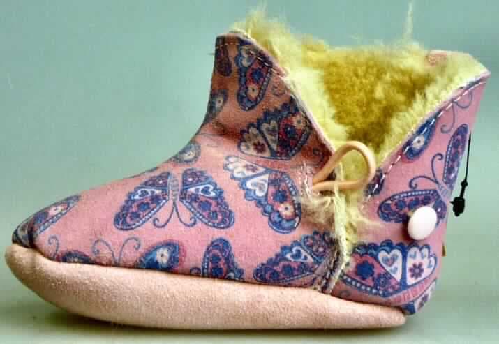 Babyschuhe (lt. Antrag: "Babyschuh, Rokewood Bootie", Foto siehe Anlage)
- mit Laufsohlen aus Leder; ohne Hauptsohle aus Holz,
- mit Oberteil (geschlossenes Blatt) aus Leder,
- seitlich mit Knopfverschluss,
- mit eingeklebtem Innenfutter aus plüschartigen Spinnstoffen,
- ohne Schutz in der Vorderkappe,
- den Knöchel, jedoch nicht die Wade bedeckend,
- mit einer Länge der Innensohle von weniger als 24 cm,
- (lt. Antrag) kein Versand aus Macau

"Schuhe mit Laufsohlen und Oberteil aus Leder, andere als in den Unterpositionen
 6403 1200 00  bis 6403 5111 91 genannt"