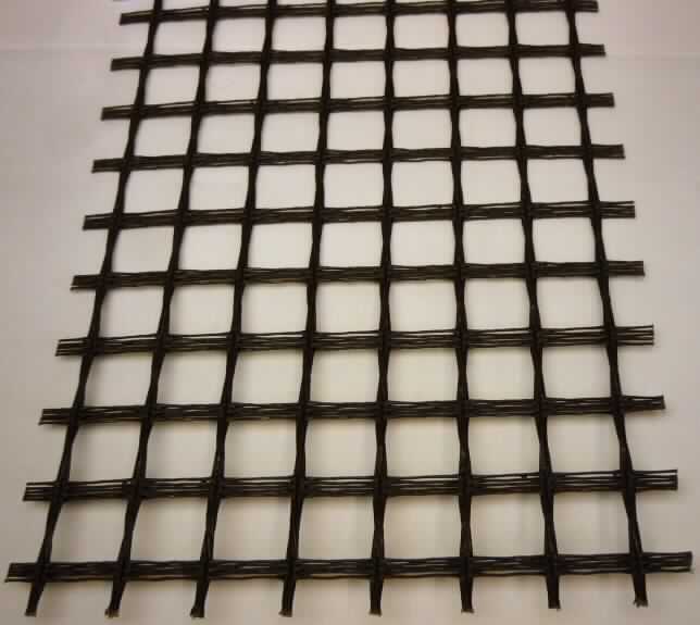 Kautschutiertes Gewebe, sog. Geogitter, Foto siehe Anlage,
- laut Antrag als Meterware auf Rollen (Breite 5 m; Länge 200 m),
- aus einem gitterartigen Drehergewebe aus laut Antrag 100 % Polyester (synthetische Chemiefasern),
- beidseitig laut Antrag mit synthetischem Kautschuk (Styrol-Butadien) überzogen,
- kein Reifencordgewebe,
- laut Antrag mit einem Quadratmetergewicht von weniger als 1500 g,
- kein Flächenerzeugnis im Sinne der Anmerkung 4 c) zu Kapitel 59 aus parallel liegenden und miteinander
  durch Kautschuk verklebten Garnen aus Spinnstoffen,
- zur Verwendung z. B. als Hangschutz und Erosionssicherung.

"Kautschutiertes Gewebe, anderes als solche der Position 5902, anderes als in den Unterpositionen
 5906 1000 00 bis 5906 9990 10 genannte"