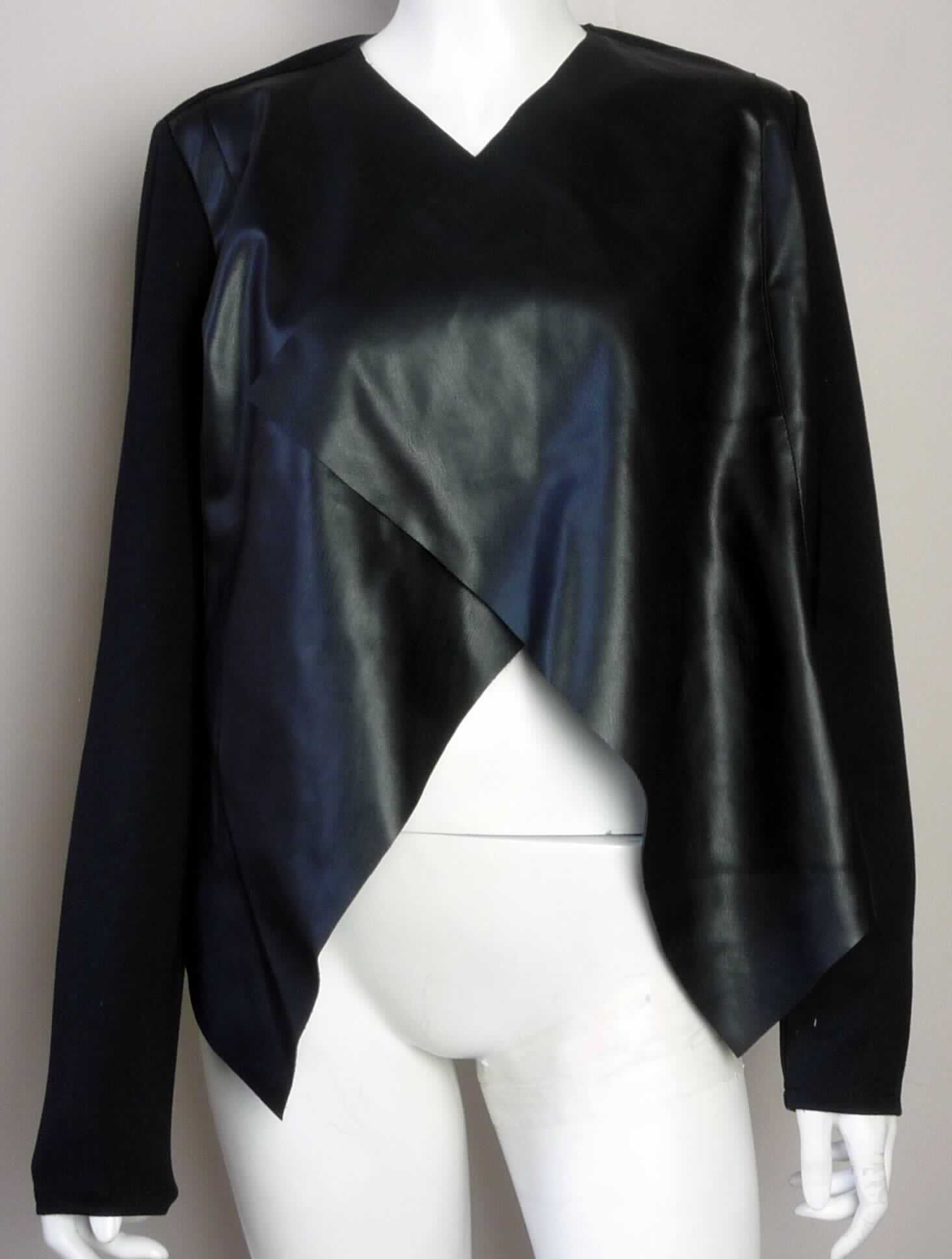 Jacke, Art. D4565U43204A // 14-1313, Größe M, Foto siehe Anlage,
- aus unterschiedlichen Flächenerzeugnissen aus Chemiefasern,
-- mit einem Rückenteil und Ärmeln aus ca. 0,8 mm dicken, einfarbigen Gewirken des Kapitels 60 aus laut Antrag 
   75 % Polyester, 5 % Elasthan (beides synthetische Chemiefasern) und 20 % Viskose (künstliche Chemiefasern),
-- mit Vorderteilen aus ca. 0,8 mm dicken Gewirken der Position 5903, die auf der Außenseite mit einer Lage
   aus Kunststoff (Zellkunststofffolie) versehen sind; die Gewirke sind einfarbig, geraut und augenscheinlich dicker 
   als die Zellkunststofffolie und dienen damit nicht nur der Verstärkung,
- ungefüttert,
- über die Taille reichend (Rückenlänge: ca. 51 cm),
- vorn mit einer durchgehenden Öffnung ohne Verschluss, 
- ohne Hinweise auf den Trägerkreis (unisex),
- mit langen Ärmeln,
- in Längsbahnen gearbeitet, 
- hinten am unteren Rand durch Umschlagen und Festnähen gesäumt,
- insbesondere im Hinblick auf den Umfang und den Wert verleihen die Gewirke des Kapitels 60 der Ware ihren 
  wesentlichen Charakter,
- aufgrund des verwendeten Flächenerzeugnisses keine Ware des Kapitel 62.

"Jacke, aus Gewirken, für Frauen, aus synthetischen Chemiefasern"