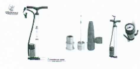 Fahrradpumpe FRDP01,
- in Form einer Kolbenpumpe mit einer im Zylinder geführten Kolbenstange, Standfuß, Handgriff, 
  Schlauchanschluss mit Luftauslass sowie angebautem Manometer (Abbildung siehe Anlage), 
- zum Aufpumpen von Fahrradreifen,
- in einer gemeinsamen Verkaufsumschließung mit einem Adapter-Set und Bedienungsanleitung (Beipack).
Die Fahrradpumpe bestimmt den Charakter des Ganzen und übt die kennzeichnende Haupttätigkeit aus.

"Handbetriebene Luftpumpe, Handpumpe für Fahrräder (Kombination aus Handpumpe -kennzeichnende Haupttätigkeit- und Manometer, in Warenzusammenstellung mit nicht charakterbestimmendem Beipack) - Fahrradpumpe"