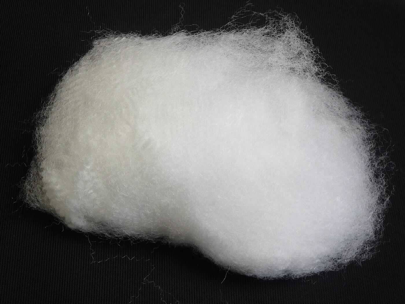 Synthetische Spinnfasern, sog. Spinnstofffasern, Foto siehe Anlage,
- laut Antrag:
-- Bikomponentenfasern mit einer Kern/Mantel-Struktur aus 50 GHT Polypropylen (Kern) und 50 GHT Polyethylen 
   (Mantel),
-- auf Länge geschnitten, mit einer Faserlänge von 64 mm,
- weder gekrempelt noch gekämmt noch anders für die Spinnerei bearbeitet.

"Synthetische Spinnfasern, weder gekrempelt noch gekämmt noch anders für die Spinnerei bearbeitet, aus 
 Polyethylen"