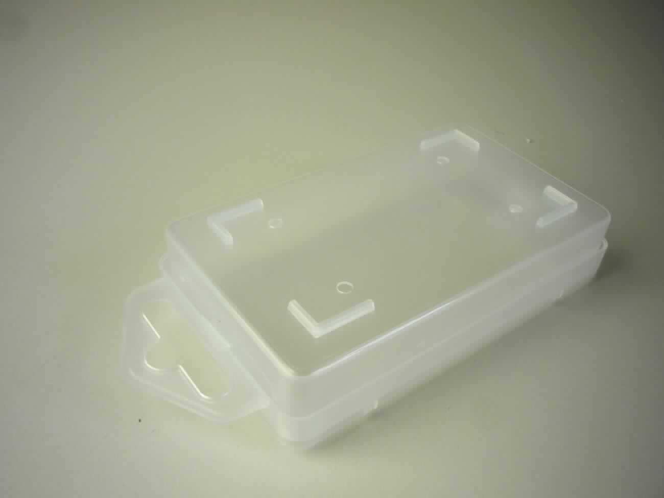 Es handelt sich um eine Schachtel aus formgepresstem, milchig-transparentem Kunststoff im Sinne der Anmerkung 1 zu Kapitel 39. Die etwa 107 x 62 x 20 mm große, an der Unterseite mit vier Bohrungen versehene Ware ist mit einem abnehmbaren Deckel versehen, an dessen oberer Schmalseite eine Aufhängevorrichtung mit Eurolochung angebracht ist. 
 
Derartige Erzeugnisse werden zolltariflich als "Transport- oder Verpackungsmittel aus Kunststoffen, nicht von den Codenummern 3923 1010 00 0 bis 3923 1090 10 0 erfasst" eingereiht.