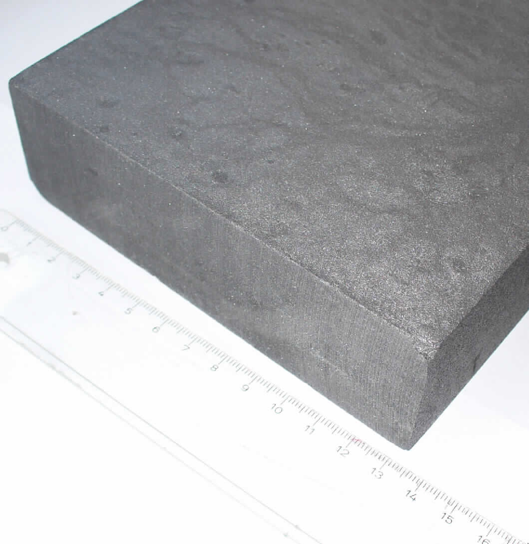 Angaben:
Das Erzeugnis soll nach den Antragsangaben durch Brennen von mit Pech und Phenolharz gebundenem Naturgrafitpulver bei 900°C bis 1000°C hergestellt sein. Die massiven Quader mit den Abmessungen 140 mm x 200 mm x 34 mm (bzw. 42 mm) sind nur grob geschliffen und sollen zur Herstellung von Kohlebürsten für elektrische Maschinen verwendet werden.

Feststellungen:
Vorgelegt wurde ein massiver, anthrazitfarbener Quader (s. Foto).

Befund:
Halbfertigerzeugnis aus Grafit oder anderem Kohlenstoff