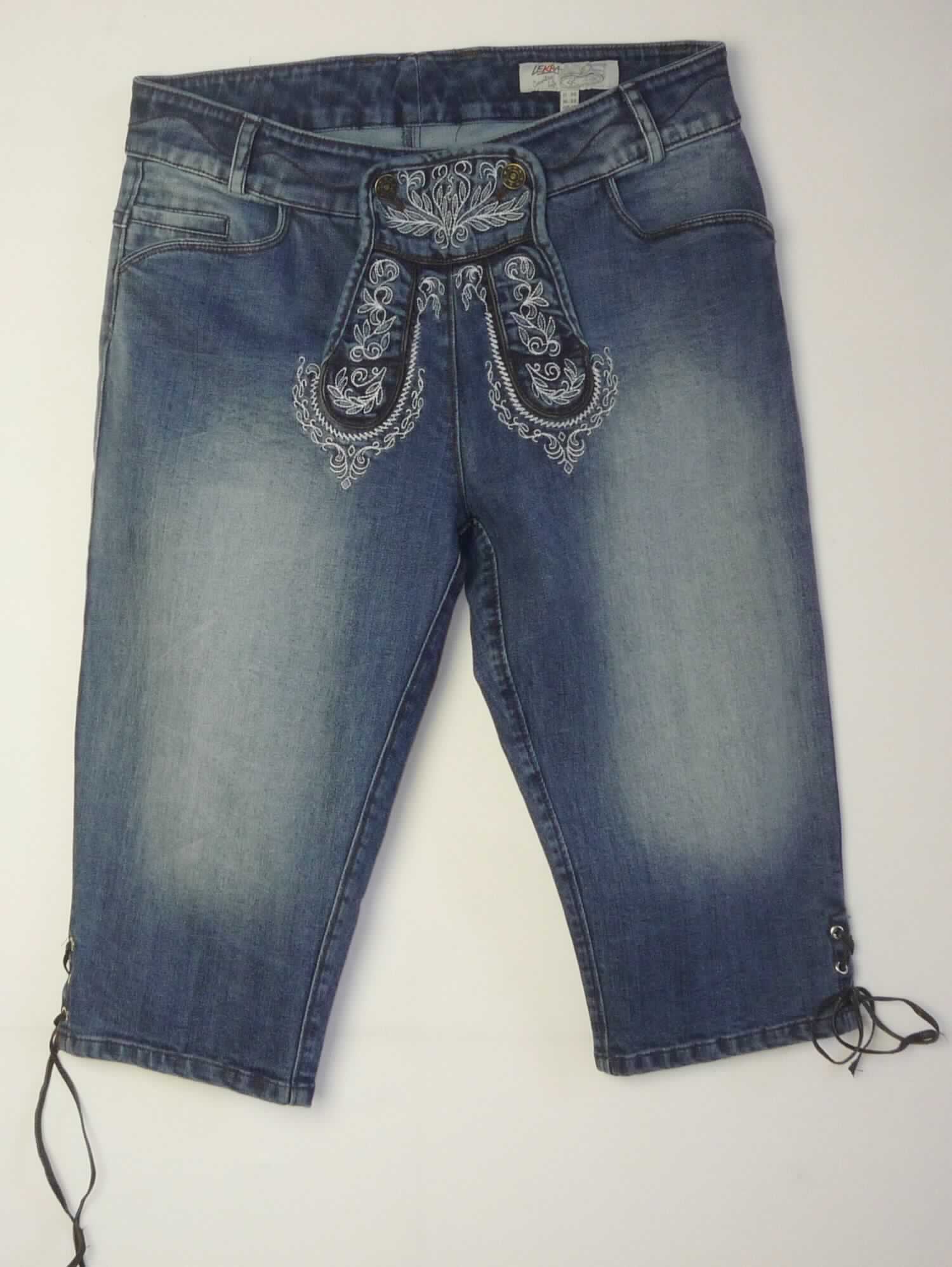 Lange Hose, sog. Damen Kniebundhose Tracht, Größe 38, Foto siehe Anlage,
- aus ca. 0,9 mm dicken, buntgewebten, köperbindigen Denimgeweben aus laut Antrag 98 % Baumwolle und
  2 % Elasthan (synthetische Chemiefasern),
- in der Taille abschließend, mit einem ca. 5 cm breiten, angesetzten Bund mit Gürtelschlaufen,
- vorn mit einer Öffnung mit Knopfverschluss von rechts über links, die vollständig von einem im Bund zu 
  knöpfenden Hosenlatz verdeckt wird (somit ohne Hinweise auf den Trägerkreis; unisex),
- vorn mit drei eingesetzten, offenen Taschen und hinten mit zwei aufgesetzten, offenen Gesäßtaschen,
- im Bereich des Hosenlatzes mit Stickereien verziert,
- mit 3/4-langen Hosenbeinen, die die Knie vollständig bedecken (Seitenlänge: ca. 65 cm),
- an den Beinabschlüssen durch Umschlagen und Festnähen gesäumt und mit ca. 6 cm hoch reichenden, mit
  einer Kordel zu schnürenden Seitenschlitzen ausgestattet,
- keine Arbeits- und Berufskleidung.

"Lange Hose, aus Geweben, für Frauen, aus Baumwolle, keine Arbeits- und Berufskleidung, aus Denim, nicht nach
 dem Batik-Verfahren handbedruckt"