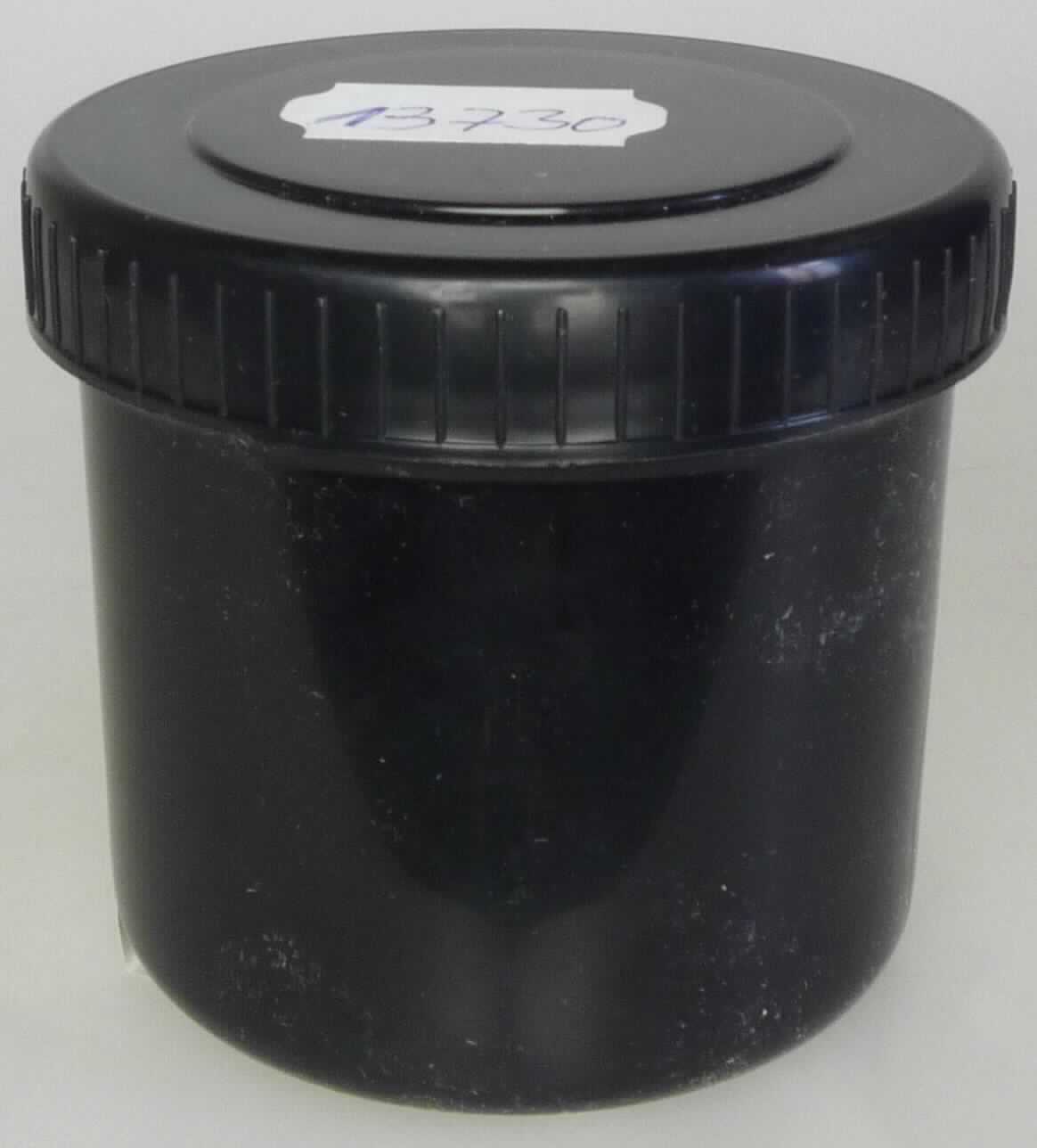 Angaben:
Pigment Blue 15:3 (CAS RN 147-14-8); Zubereitung auf der Grundlage von Pigment Blue 15:3, Farbmittel zur Herstellung von Druckfarben. 

Warenbeschaffenheit: 
Dunkelblaue, flüssigpastöse Masse, verpackt in Musterdose.

Befund:
Pigmente (organische) und Zubereitungen auf der Grundlage dieser Farbmittel: Farbmittel C.I. Pigment Blue 15:3 (CAS RN 147-14-8) und Zubereitungen auf dessen Grundlage mit einem Anteil des Farbmittels C.I. Pigment Blue 15:3 von 35 GHT oder mehr