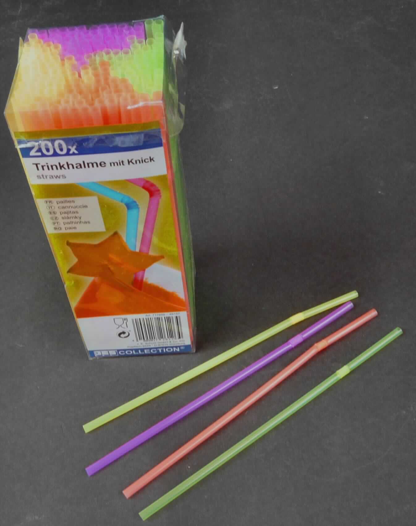 Angaben des Antragstellers:
200er Trinkhalme 21 cm mit Knick
Material: Polypropylen

Untersuchungsergebnis an einem Warenmuster:
Diverse, einfarbige (gelb, grün, orange bzw. rosafarben) Trinkhalme aus Kunststoff (Länge: ca. 21 cm, Durchmesser: ca. 0,5 cm). Die Halme sind im oberen Drittel mit einer Biegevorrichtung versehen, sonst in der laufenden Länge nicht biegsam (der Halm knickt beim Biegen). Diverse Trinkhalme befinden sich in einer rechteckigen, farblosen, transparenten Kunststoffverpackung mit innenliegender Produktinformation (Kennzeichnung (Auszug): "JES COLLECTION 200 x Trinkhalme mit Knick straws"

Befund:
Es liegt ein nicht biegsames Rohr aus Polypropylen im Sinne der Position 3917 vor.