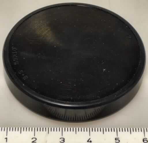 Angabe des Antragstellers: Schutzelement / Ventilklappe aus Metall mit Dichtungsbeschichtung aus NBR (Nitrile-Butadiene-Rubber)

Schutzelement / Ventilklappe für Verbrennungsmotoren verschiedener Einsatzbereiche, vorwiegend in der Automobilindustrie. Die Ventilklappe verhindert das Austreten des Schmieröls an die Umwelt und verhindert gleichzeitig die Verunreinigung durch Staub bzw. das Eindringen von Luft in den Motor.

Feststellungen an einem Warenmuster: Metalldeckel mit einer schwarzen Weichkautschukbeschichtung. Der Deckel hat einen Außendurchmesser von ca. 5,5 cm.

Befund:
Es liegt ein Gummi-Metall-Teil vor, welches vorwiegend für Kraftfahrzeuge der Positionen 8701 bis 8705 verwendet wird.