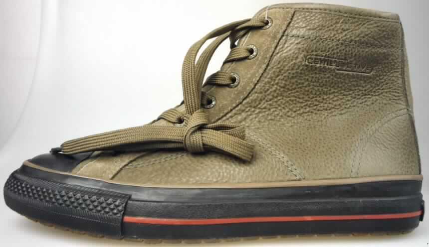 Trainingsschuhähnliche Schuhe (siehe Foto)
- mit Laufsohlen aus (lt. Antrag) Kautschuk; ohne Hauptsohle aus Holz,
- mit Oberteil (geschlossenes Blatt) aus Leder,
- auf das Oberteil sind Stücke aus Kautschuk und Leder als Verstärkungsteile 
  aufgesetzt,
- mit Schnürsenkelverschluss,
- nicht mit Dornen, Krampen, Klammern, Stollen oder ähnlichen Vorrichtungen versehen oder 
  für deren Anbringung hergerichtet (keine Sportschuhe),
- ohne Schutz in der Vorderkappe,
- den Knöchel, jedoch nicht die Wade bedeckend,
- mit einer Länge der Innensohle von mehr als 24 cm,
- nicht als Männer- oder Frauenschuhe erkennbar,
- nach Spezialtechniken hergestellt, mit mehrlagiger, geformter, stoßdämpfende 
  Eigenschaften aufweisender Sohle aus synthetischen Stoffen,
- mit einem cif-Preis je Paar von (lt. Antrag) mehr als 7,50 Euro

"Schuhe mit Laufsohlen aus Kautschuk und Oberteil aus Leder, andere als in den UPos.
 6403 1200  bis 6403 9111 genannt, nicht als Männer- oder Frauenschuhe erkennbar, nach 
 Spezialtechniken hergestellt"