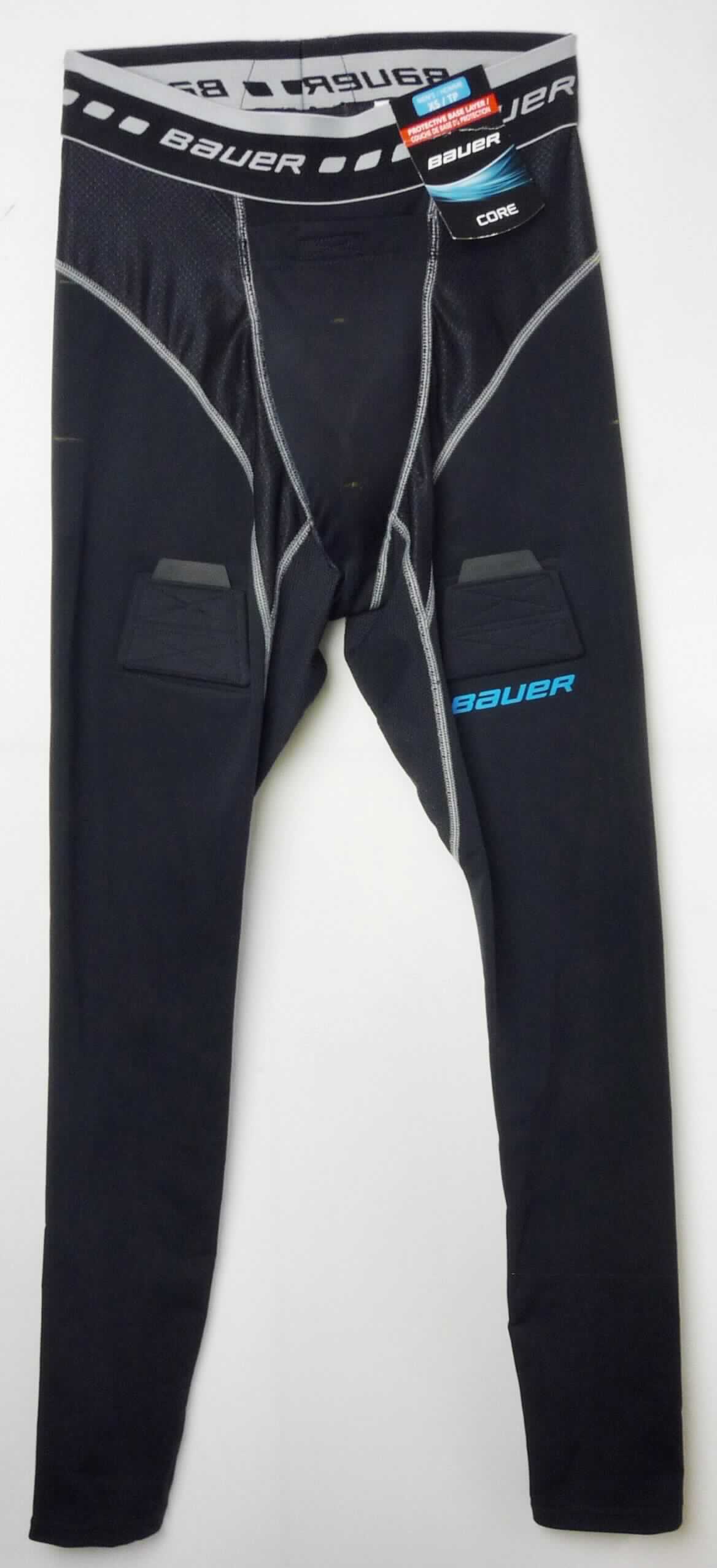Unterhose, sog. Compression Jock Pant, Größe XS, Foto siehe Anlage,
- aus ca. 0,7 mm dicken, einfabigen und im Bereich der Leiste aus ca. 0,5 mm dicken, strukturiert gewirkten, 
  einfarbigen Gewirken aus laut Antrag 84 % Polyester und 16 % Spandex (Elastomergarn / beides synthetische 
  Chemiefasern),
- in der Taille abschließend; mit einem ca. 4,5 cm breiten, angesetzten, elastischen, buntgewebten (eingewebtes
  Firmenlogo) Taillenbund,
- ohne Eingriff, ohne Öffnung und ohne Verschluss,
- aufgrund des Schnitts eindeutig als Männerkleidung erkennbar,
- vorn doppellagig, in Art einer "Tasche" gearbeitet, die der Aufnahme einer anatomisch geformten Schale aus 
  Kunststoff (sog. Tiefschutz) dient und unterhalb des Taillenbundes mit Klettverschluss geschlossen werden kann,
- innen mit zwei vorn am Bund sowie im Schrittbereich angenähten, elastischen, ca. 2 cm breiten Bändern, die 
  rechts und links unterhalb des Gesäßes verlaufen und der Fixierung des Tiefschutzes dienen,
- die textilen Teile sind nicht dazu bestimmt, Teile des Körpers zu stützen, somit kein Suspensorium der
  Position 6212,
- im Bereich der Oberschenkel mit aufgebrachten Klettverschlusslaschen zur Befestigung der Strümpfe,
- mit knöchellangen Hosenbeinen,
- durch Überwendlichnähte zusammengenäht,
- an den Beinabschlüssen gesäumt,
- kennzeichnet sich aufgrund des Schnitts und der Ausstattung (Überwendlichnähte, Art des Taillenbundes) als 
  Unterhose und wird als solche zum Schutz vor Verletzungen als Spezialkleidung beim Sport (Eishockey) 
  getragen, somit keine Schutzausrüstung der Position 9506,
- im Hinblick auf den Umfang ist der Spinnstoff gegenüber dem Kunststoff als charakterbestimmend anzusehen.

"Unterhose, aus Gewirken, für Männer, aus Chemiefasern"