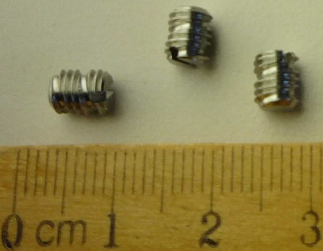 Sog. Drosselschraube, im Wesentlichen bestehend aus einem ca. 6 mm langen, massiven, zylindrischen Körper aus richtrostendem Stahl ohne Kopf.
Die Ware ist mit einem über die gesamte Länge reichenden, metrischen Gewinde sowie mit einer zusätzlichen spiralförmigen Nut versehen.
Die Ware wird in Drucksensoren eingebaut und dient dort zum Regulieren des Durchflusses von Gasen oder Flüssigkeiten. Sie übt keine Verbindungsfunktion aus und ist somit kein Teil mit allgemeiner Verwendungsmöglichkeit.

Zur äußeren Form siehe Abbildung in der Anlage.

Die Ware wird als "Teil, erkennbar hauptsächlich bestimmt für ein Gerät zum Messen oder Überwachen von Druck von Flüssigkeiten oder Gasen, ausgenommen Geräte der Position 9014, 9015, 9028 oder 9032, in den Unterpositionen (TARIC) 9026 1000 00 bis 9026 8080 90 nicht erfasst, nicht für zivile Luftfahrzeuge bestimmt" eingereiht.
