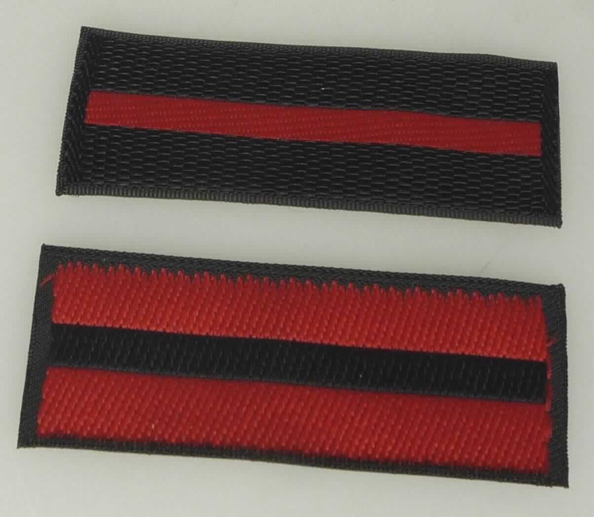 Bänder, sog. Fähnchen, Art. 504380-0000-0001, Foto siehe Anlage,
- mit einer Länge von ca. 6 cm und einer Breite von ca. 2,5 cm,
- aus buntgewebten Geweben aus laut Antrag 100 % Polyester (synthetische Chemiefasern),
- kein Samt, Plüsch, Chenille- oder Schlingengewebe,
- keine Elastomergarne oder Kautschukfäden enthaltend,
- mit echten Webkanten an beiden Längsseiten, 
- ohne Aufschriften oder Motive (wird somit nicht von Warenkreis der Position 5807 erfasst).

"Bänder, keine Waren der Position 5807, andere als in den Unterpositionen 5806 10 und 5806 20 genannte, 
 aus Chemiefasern, mit echten Webkanten"