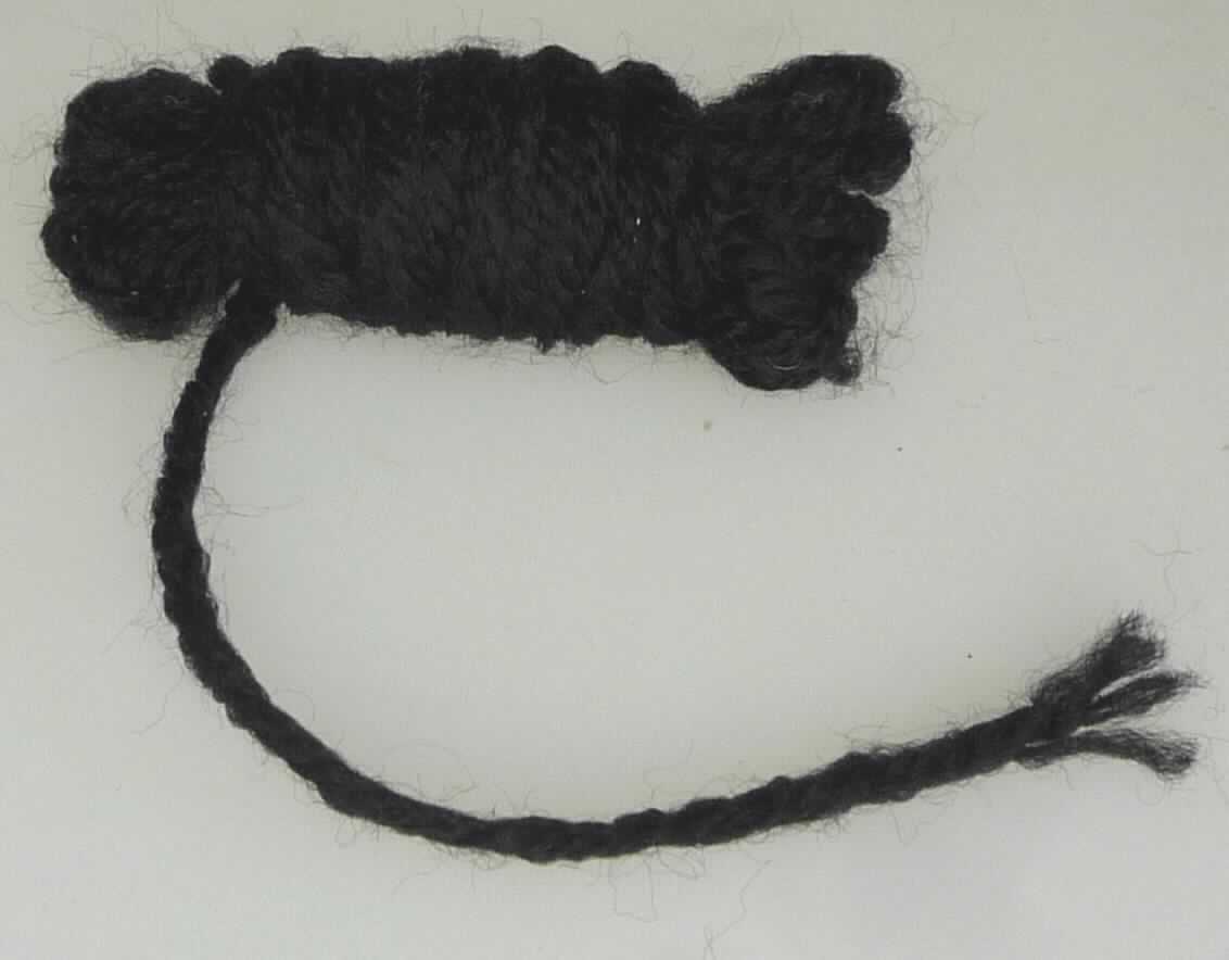 Strickgarn, Art. 793150, Foto siehe Anlage,
- als Meterware (veranschaulicht durch ein ca. 150 cm langes Warenmuster),
- aus synthetischen Spinnfasern (laut Antrag 50 % Acryl und 50 % Polyester),
- gezwirnt, mit einer S-Drehung als letzter Drehung, u. a. damit kein Nähgarn,
- lt. Antrag im Knäuel mit einem Gewicht von 100 g (somit in Aufmachung für den Einzelverkauf),
- mit einem Titer von ca. 5.000 dtex, somit kein Bindfaden der Position 5607.


"Garn aus synthetischen Spinnfasern, kein Nähgarn, in Aufmachungen für den Einzelverkauf, mit einem Anteil
 an synthetischen Spinnfasern von mehr als 85 GHT"