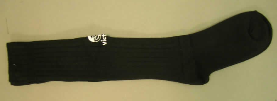 Dreiteilige Zusammenstellung, bestehend aus einem modischen Unterhemd, einer kurzen Hose und Kniestrümpfen, sog. Spieler Set, Größe 152, 
- in einem Polybeutel gemeinsam für den Einzelverkauf aufgemacht,
- u.a. aufgrund der Ausstattung (mit kurzen Ärmeln, mit kurzen Hosenbeinen) kein Trainingsanzug,
- u.a. keine Kombination, weil eine Ware der Position 6109 nicht als deren Bestandteil zugelassen ist,
- getrennte Einreihung aller Bestandteile, weil modisches Unterhemd und kurze Hose nicht zusammen als 
  Kombination in eine Position eingereiht werden dürfen,
- Kniestrümpfe:
-- aus bis zu 1,6 mm dicken, einfarbigen, teilweise gerippten Gewirken aus laut Antrag 69 % synthetischen 
   Chemiefasern und 31 % Baumwolle; mit aufgesticktem Emblem,
-- schlauchförmig abgepasst gewirkt und an den Fußspitzen durch Zusammennähen konfektioniert,
-- mit ausgearbeiteter Ferse,
-- mit einem etwa 5 cm breiten, elastischen Abschluss am oberen Rand,
-- die Wade bedeckend, bis fast zum Knie reichend.