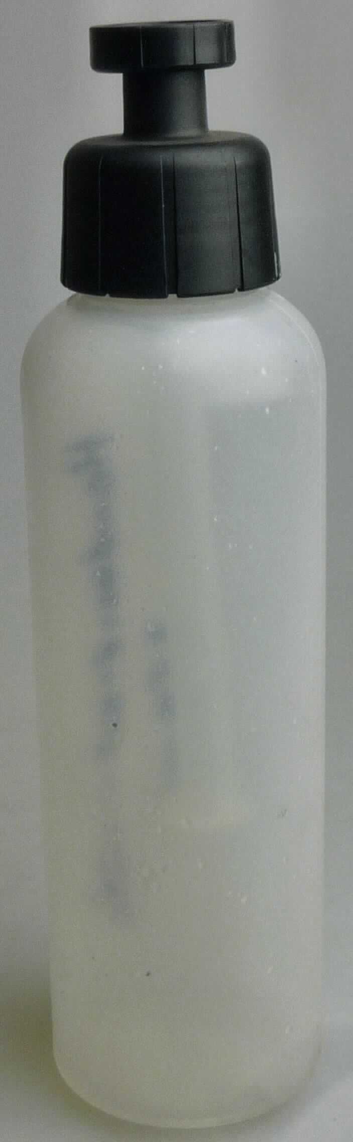 Es handelt sich um eine so genannte Handausdruckflasche mit einem Fassungsvermögen von 250 ml aus Kunststoffen im Sinne der Anmerkung 1 zu Kapitel 39. Die zylindrische Flasche (Ø ca. 5 cm, H: ca. 18,5 cm) ist mit einem Schraubverschluss mit einem ausziehbaren Stutzen in Form eines Röhrchens und einem Verschlussstopfen ausgestattet. 

Die Ware soll mit einer Flüssigkeit zum Abdichten von Fahrzeugreifen befüllt werden.

Derartige Erzeugnisse werden zolltariflich als "Transport- oder Verpackungsmittel aus Kunststoffen, Flaschen mit einem Fassungsvermögen von weniger als 2 l" eingereiht.