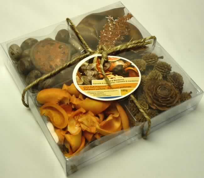 Zubereitetes Riechmittel; Duftpotpourri Zimt und Mandarine

Bei der vorliegenden Ware handelt es sich um verschiedene getrocknete, zum Teil gefärbte Pflanzenteile, die mit einem Duft, hier: Zimt und Mandarine, versehen sind. Die Pflanzenteile sind getrennt in vier Kammern einer durchsichtigen, quadratischen Kunststoffverpackung (Abmessungen ca. 17,5 cm x 17,5 cm, Inhalt: 180 g) mit einer Kordel mit Anhänger versehen und für den Einzelverkauf als Potpourri aufgemacht.

Zolltariflich handelt es sich um eine Zubereitung zum Parfümieren von Räumen der Position 3307 der Kombinierten Nomenklatur.