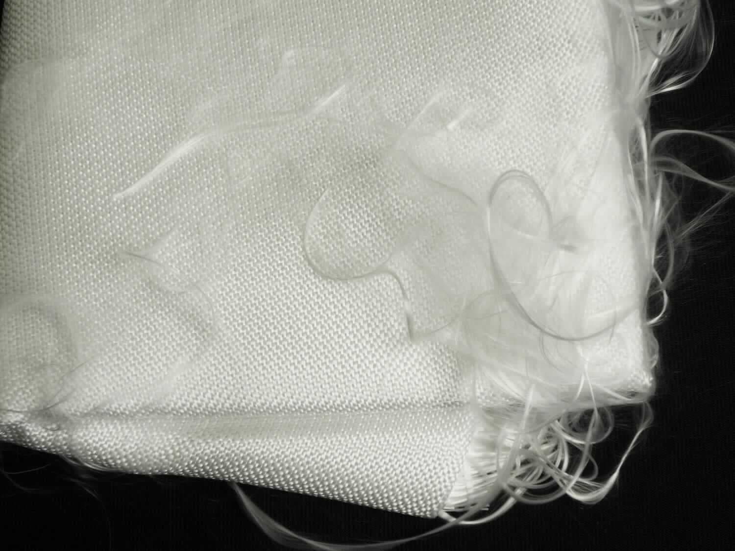 Gewebe aus Glasfasern, Foto siehe Anlage,
- lt. Untersuchungsergebnis:
- - Gewebe in dichtgewebter Köperbindung, 
- - aus Garnen aus textilen Glasfilamenten (keine Rovings),
- lt. Antrag als Meterware auf Rollen mit einer Breite von 1 m,
- lt. Antrag mit einem Quadratmetergewicht von 430 g,
- zur Verwendung im Hitzeschutzbereich.
 
"Ware aus Glasfasern, Gewebe, andere als aus Glasseidensträngen (Rovings), mit einer Breite von mehr als
 30 cm, andere als in Leinwandbindung, andere als offenmaschige Gewebe"