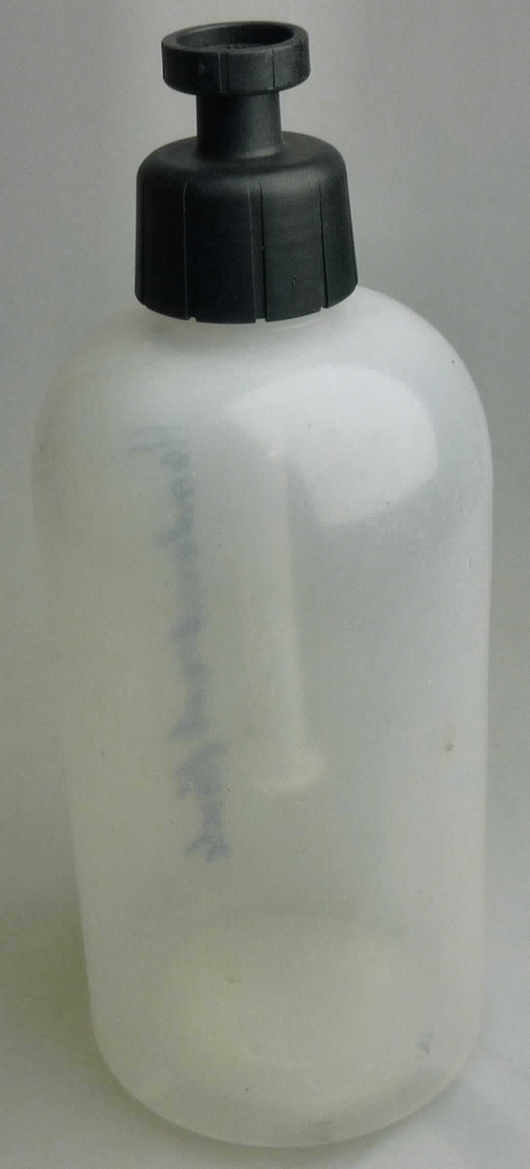 Es handelt sich um eine so genannte Handausdruckflasche mit einem Fassungsvermögen von 650 ml aus Kunststoffen im Sinne der Anmerkung 1 zu Kapitel 39. Die zylindrische Flasche (Ø ca. 8 cm, H: ca. 19 cm) ist mit einem Schraubverschluss mit einem ausziehbaren Stutzen in Form eines Röhrchens und einem Verschlussstopfen ausgestattet. 

Die Ware soll mit einer Flüssigkeit zum Abdichten von Fahrzeugreifen befüllt werden.

Derartige Erzeugnisse werden zolltariflich als "Transport- oder Verpackungsmittel aus Kunststoffen, Flaschen mit einem Fassungsvermögen von weniger als 2 l" eingereiht.