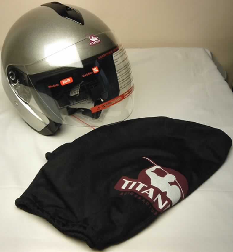 Sicherheitskopfbedeckung, sog. Jethelm "Easy Cruising", Foto siehe Anlage,
- in Form eines Motorradhelms (Jethelm) in verschiedenen Farben und Größen,
- aus Kunststoff (laut Antrag),
- mit einem Visier aus Kunststoff,
- innen gepolstert (teilweise herausnehmbar),
- mit einem Kinnriemen aus Spinnstoffen und einer Schnalle aus Kunststoff sowie Metall,
- auf verschiedene Kopfweiten einstellbar,
- zur Verwendung als Schutzhelm für Motorradfahrer,
- in einem zur Verpackung dieser Waren üblichen Beutel aus Spinnstoffen und einem 
  buntbedruckten Pappkarton mit einer Gebrauchsanweisung verpackt.

"Andere Kopfbedeckung, Sicherheitskopfbedeckung, aus Kunststoff"