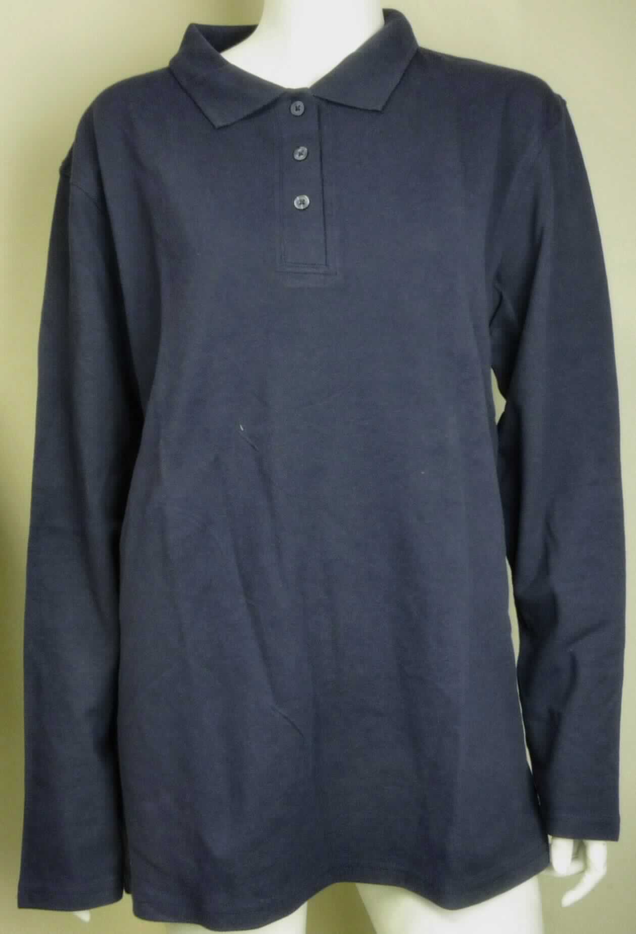 Hemdbluse, sog. Damen-Polo, mit langen Ärmeln, Größe XXL, Foto siehe Anlage, 
- aus ca. 0,9 mm dicken, einfarbigen Gewirken aus lt. Antrag 100 % Baumwolle; mit durchschnittlich mehr 
  als 10 Maschen je linearen Zentimeter in jeder Richtung,
- über die Taille reichend (Rückenlänge: ca. 71 cm),
- mit einem Umlegekragen,
- vorn mit einer kurzen Öffnung mit Knopfverschluss von rechts auf links (Frauenkleidung),
- mit langen Ärmeln,
- den Hemden für Männer entsprechend zugeschnitten,
- am unteren Rand gesäumt.

"Hemdbluse, aus Gewirken, für Frauen, aus Baumwolle"