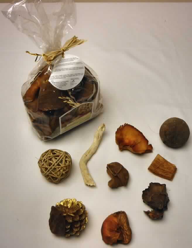 Zubereitetes Riechmittel; Duftpotpourri Karamell

Bei der vorliegenden Ware handelt es sich um verschiedene getrocknete, zum Teil lackierte Pflanzenteile, die mit einem Duft, hier: Karamell, versehen sind. Die Pflanzenteile sind in einem durchsichtigen Kunststoffbeutel (Inhalt: ca. 240 g) mit Verzierung und Anhänger versehen und für den Einzelverkauf als Potpourri aufgemacht.

Zolltariflich handelt es sich um eine Zubereitung zum Parfümieren von Räumen der Position 3307 der Kombinierten Nomenklatur.
