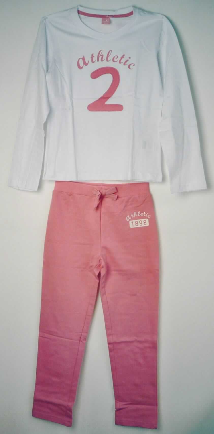 Zweiteilige Zusammenstellung, bestehend aus einem modischen Unterhemd und einer langen Hose, 
sog. Kindersport Set - Girls, 149049, in den Größen 110 / 116, 122 / 128 und 134 / 140, Foto siehe Anlage, 
- gemeinsam in einem Polybeutel mit bedrucktem Pappeinleger verpackt, 
- aufgrund der fehlenden verengenden Ärmelabschlüsse des Oberteils kein Trainingsanzug der Position 6112,
- keine Kombination, u. a. weil ein Kleidungsstück der Position 6109 (modisches Unterhemd) nicht als Bestandteil 
  einer Kombination zugelassen ist, 
- Modisches Unterhemd:
-- aus ca. 0,5 mm dicken, einfarbigen Gewirken aus laut Antrag 100 % Baumwolle, 
-- über den Schritt reichend (Rückenlänge: ca. 55 cm),
-- ohne Öffnung und ohne Verschluss,
-- mit langen, nicht eng anliegenden Ärmeln, 
-- vorn mit einem Aufdruck und einem kontrastfarbenen Aufnäher verziert, 
-- am unteren Rand und an den Ärmelenden durch Umschlagen und Festnähen gesäumt. 

"Unterhemd aus Gewirken, aus Baumwolle"